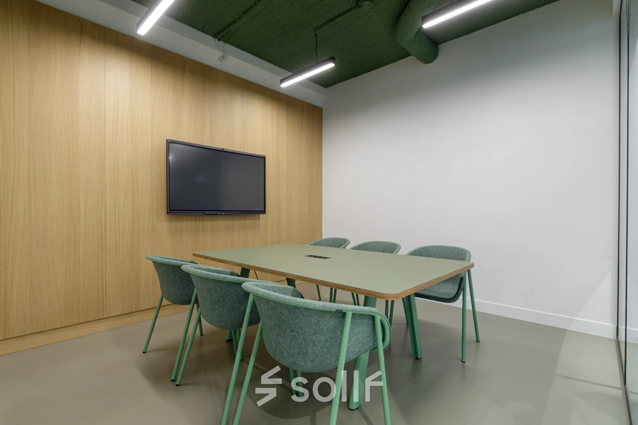 Moderne conferentieruimte met groene tafel en stoelen op Paradijslaan 30-38 in Eindhoven Centrum, perfect voor kantoorgebruik of vergaderingen.