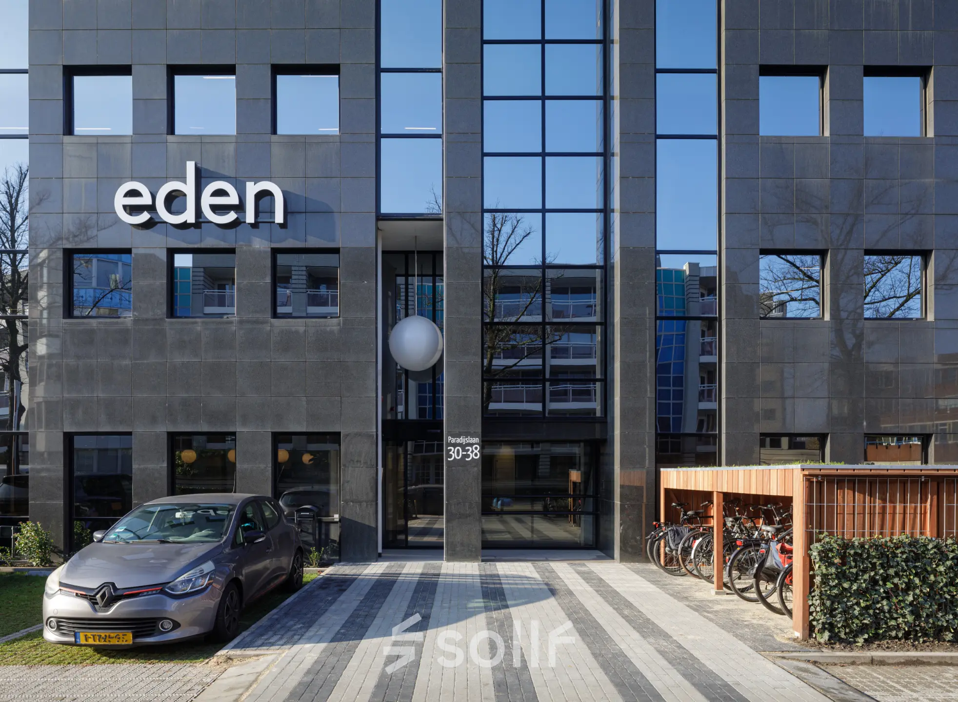 Moderne kantoorpand aan de Paradijslaan 30-38 in Eindhoven Centrum met parkeerplaats en fietsenstalling, ideaal voor kantoorruimte huren.