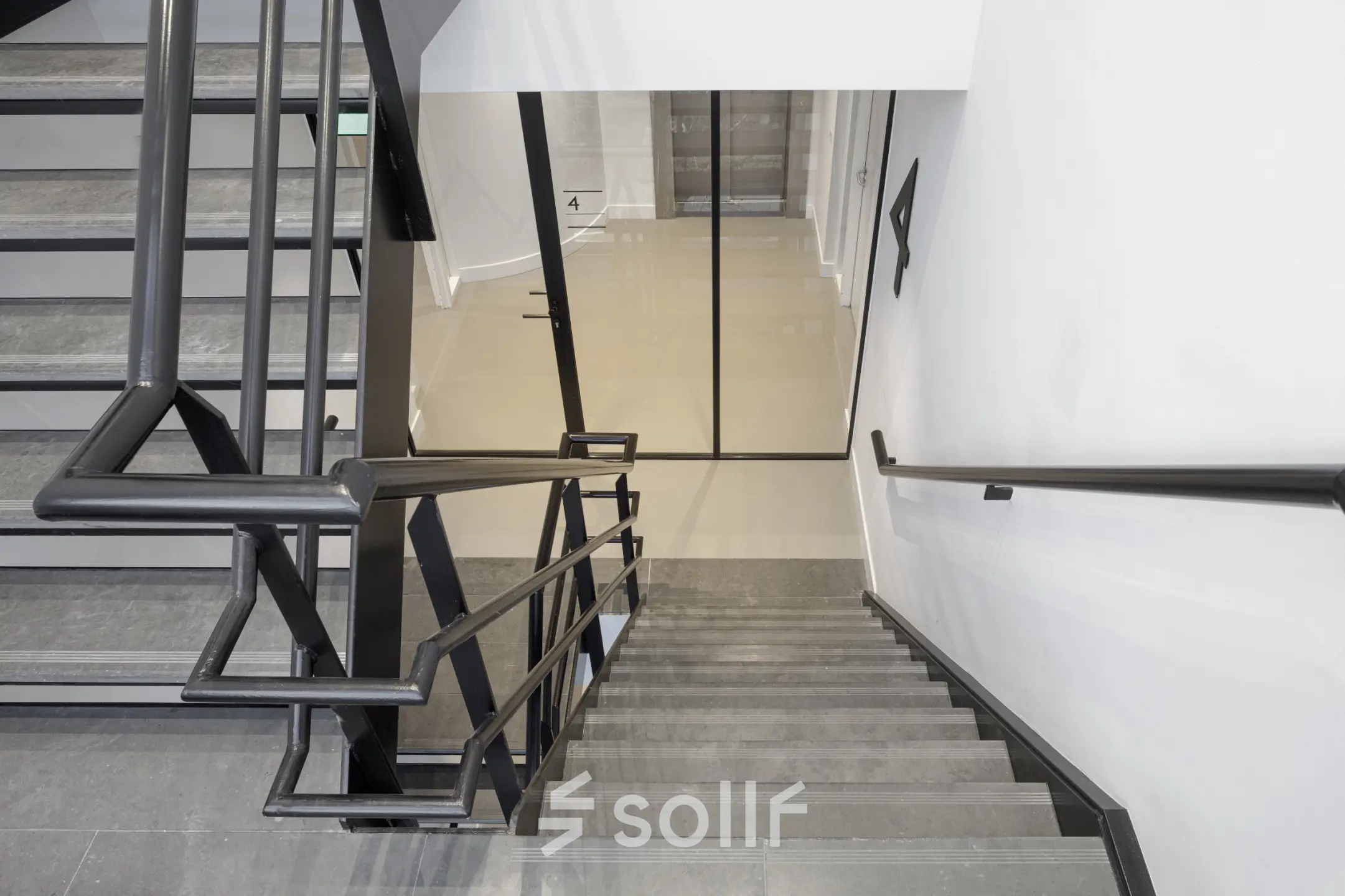 Trap binnen in een kantoorpand aan de Paradijslaan, Eindhoven Centrum. Voor huur van kantoorruimte met moderne inrichting.