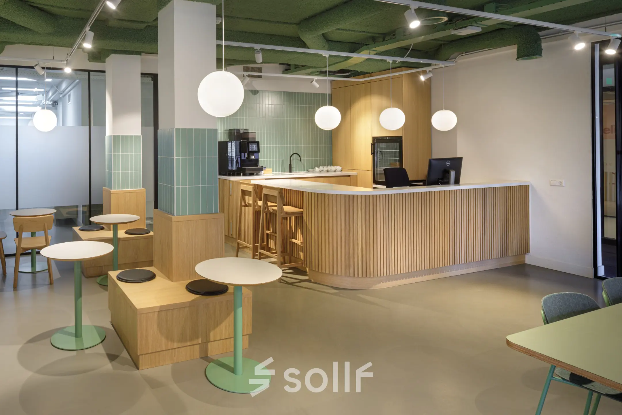 Stijlvolle kantoorruimte in Eindhoven Centrum met moderne kitchenette en zitruimte, ideaal voor kantoorruimte huren in een sfeervol kantoorpand.