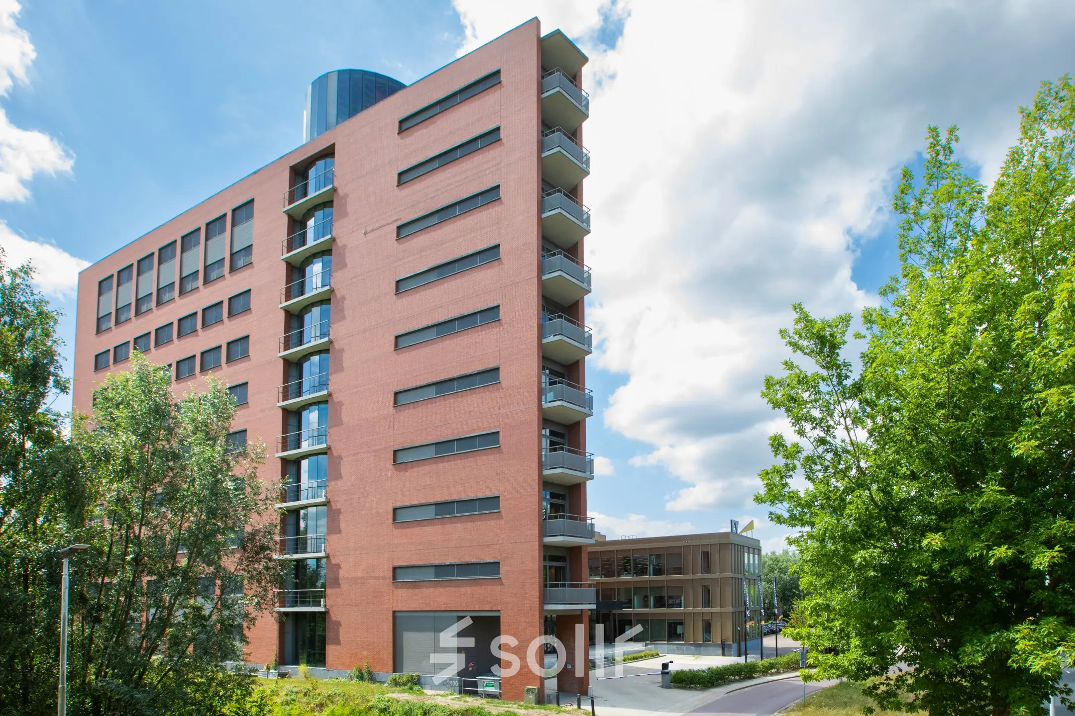 Bakstenen kantoorpand aan de Professor Dr Dorgelolaan 14 in Eindhoven Centrum met moderne uitstraling. Perfect voor wie kantoorruimte wil huren in het hart van de stad.