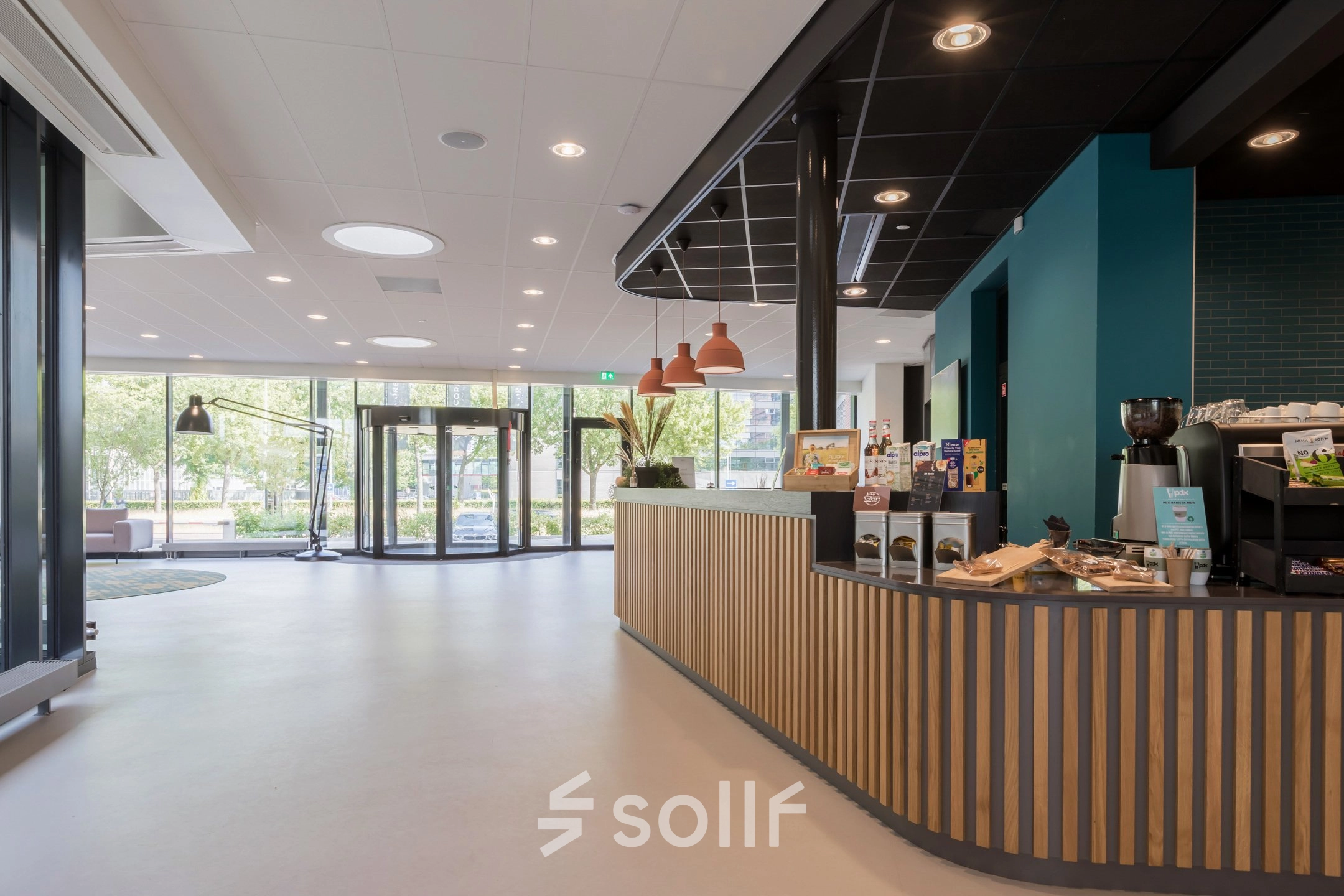 Moderne entree van het kantoorpand aan Professor Dr Dorgelolaan 14 in Eindhoven Centrum met een stijlvolle balie en glazen deuren. Het interieur oogt professioneel voor wie kantoorruimte huren overweegt.