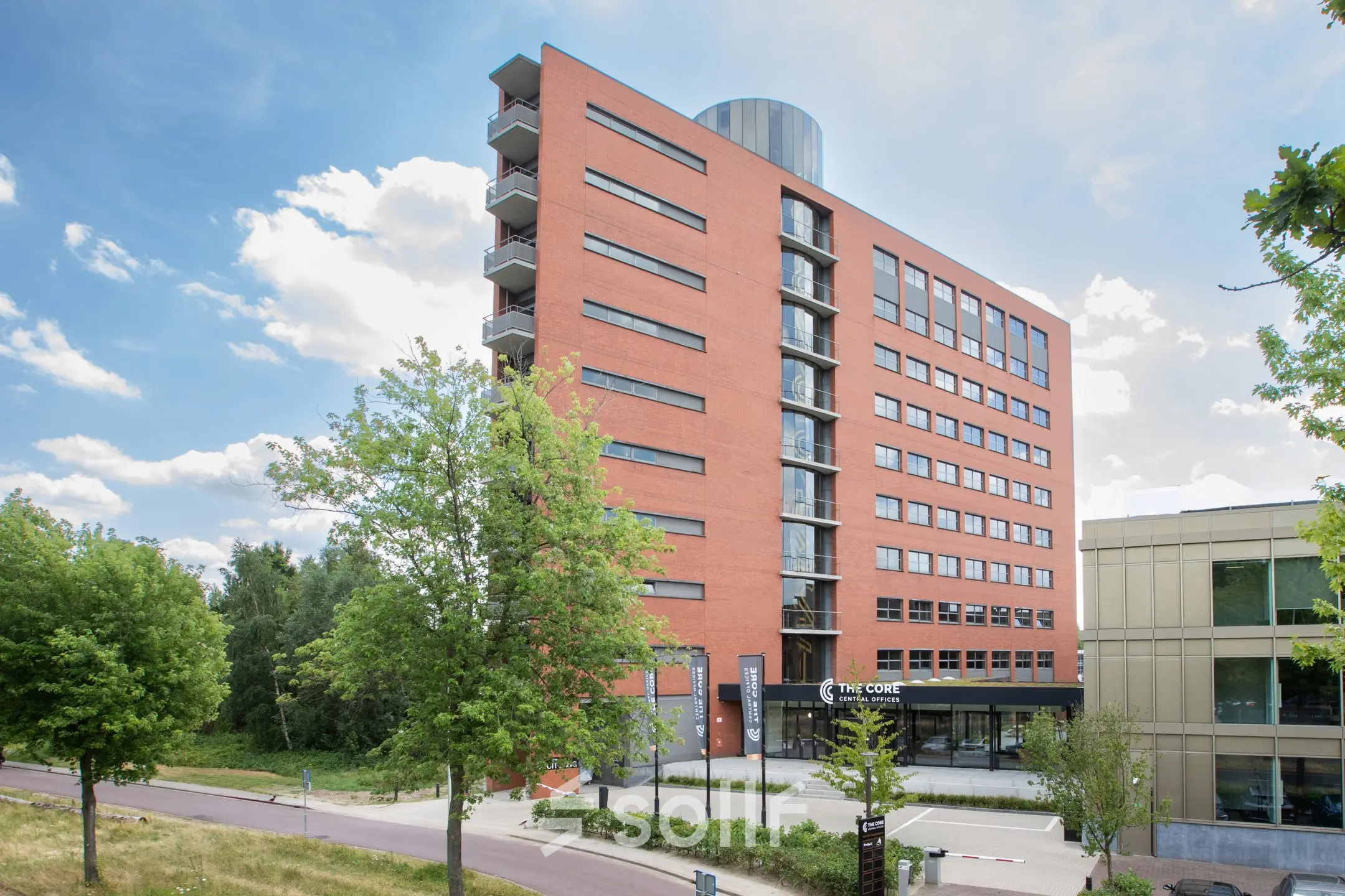 Kantoorpand Professor Dr Dorgelolaan 14, gelegen in Eindhoven Centrum, met moderne architectuur in een groene omgeving. Ideaal voor wie kantoorruimte wil huren in een zakelijke setting.