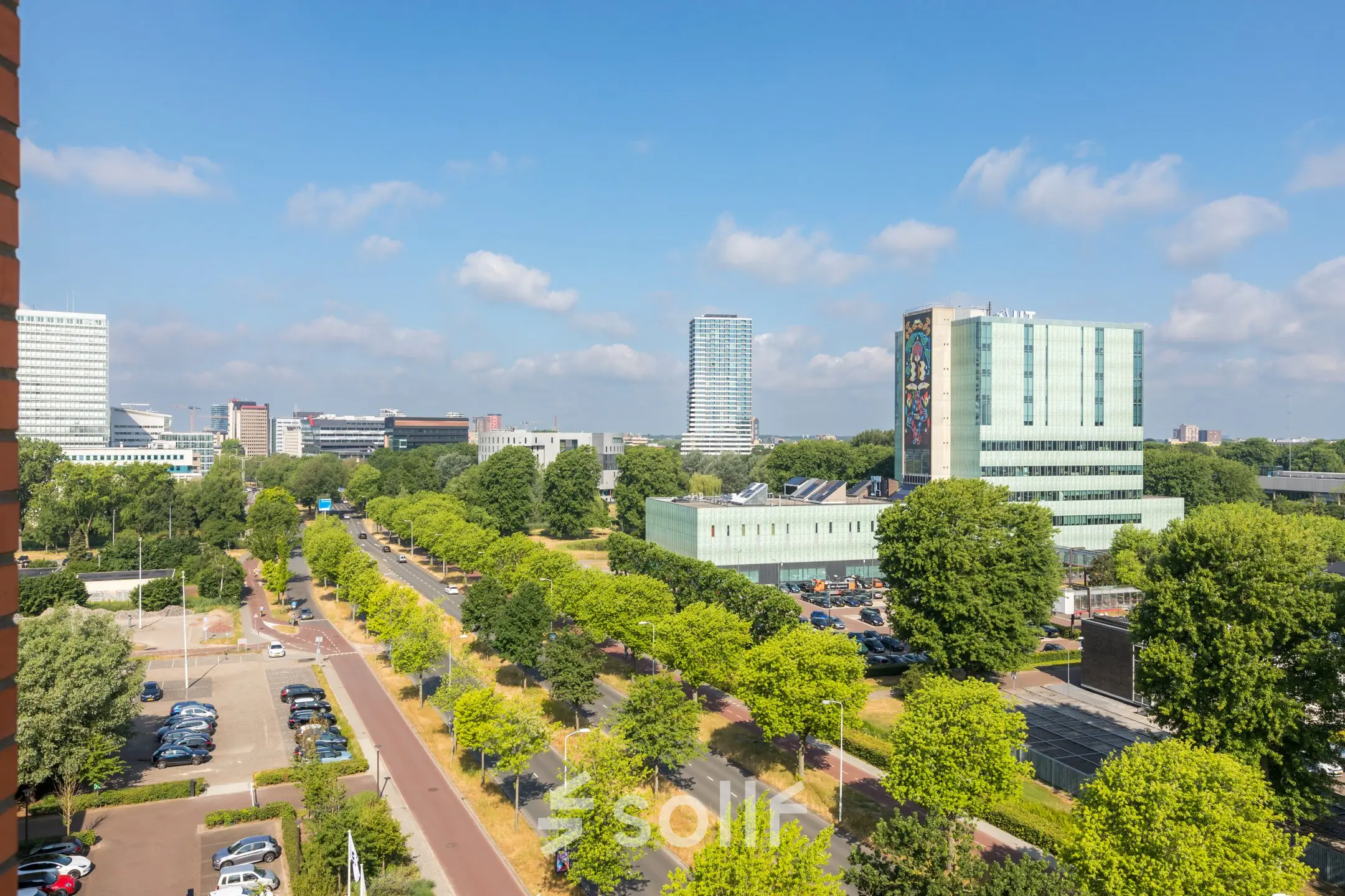 Panoramisch uitzicht op Eindhoven Centrum vanaf Professor Dr Dorgelolaan 14, met kantoorgebouwen en een groene omgeving. Een ideale locatie om kantoorruimte te huren.