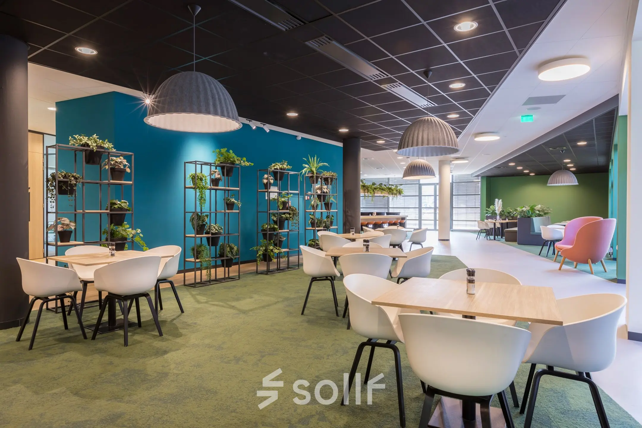 Kantoorruimte huren op Professor Dr Dorgelolaan 14, Eindhoven. Moderne werkplek met groene accenten en comfortabele zitplekken, ideaal voor creatieve vergaderingen en samenwerking. Geschikt voor bedrijven die een inspirerende omgeving zoeken.