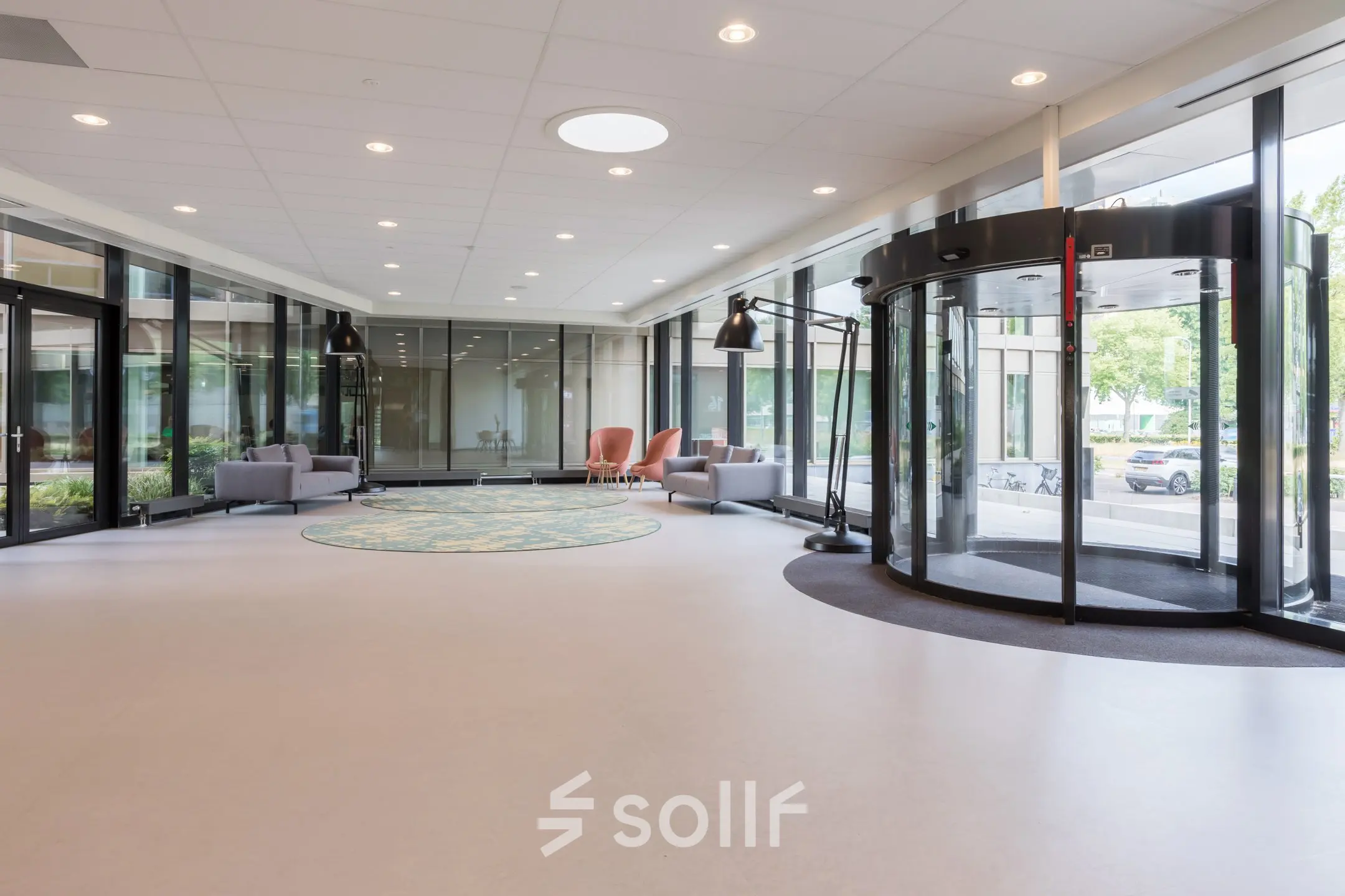 Ruim en licht kantoorpand gelegen op Professor Dr Dorgelolaan 14, Eindhoven Centrum. Moderne entree met comfortabele zitplaatsen en grote glazen gevels. Ideaal voor kantoorruimte huren.