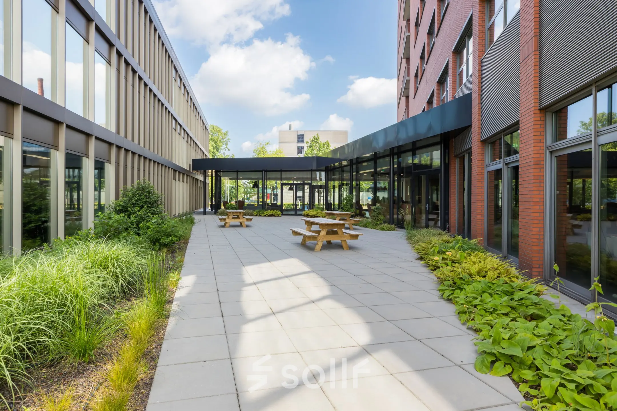 Kantoorpand op Professor Dr Dorgelolaan 14, Eindhoven Centrum. Ruime buitenplaats met moderne architectuur en groene accenten. Perfecte plek voor een pauze of informele ontmoeting. Geschikt voor wie kantoorruimte wil huren.
