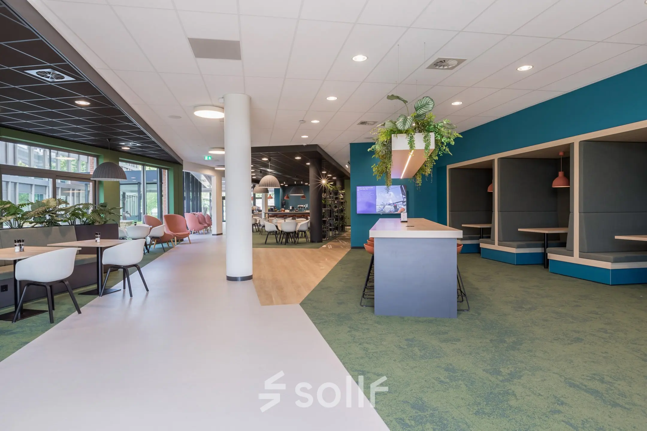 Modern kantoorpand op Professor Dr Dorgelolaan 14 in Eindhoven Centrum, met stijlvolle werkruimtes. Groene en blauwe accenten verrijken het interieur, geschikt voor diverse zakelijke activiteiten.