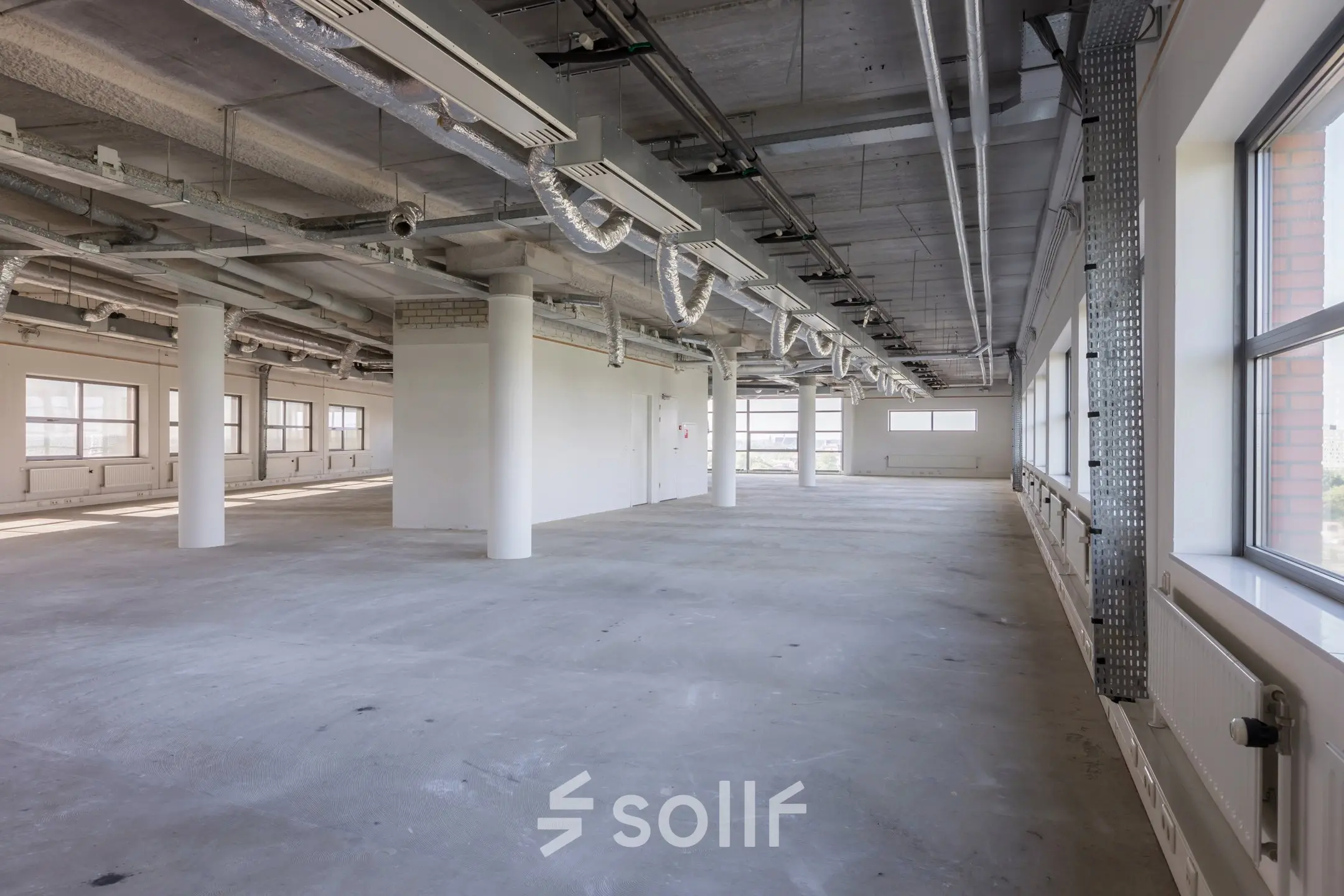 Ruime kantoorruimte op Professor Dr Dorgelolaan 14 in Eindhoven Centrum met een moderne, industriële uitstraling. Perfecte optie voor bedrijven die een kantoorpand willen huren in het hart van Eindhoven.