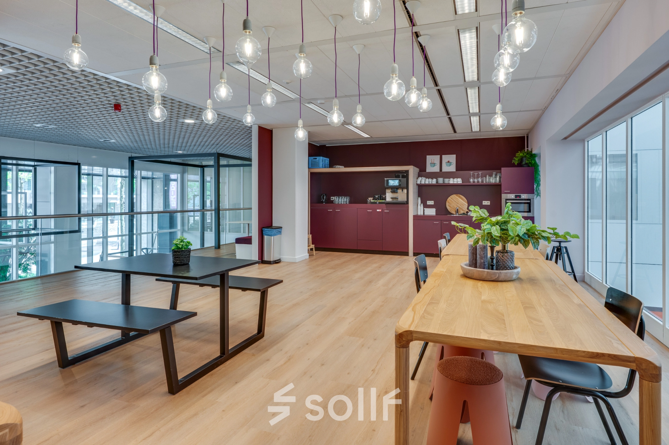Moderne kantoorruimte huren in Eindhoven Centrum met gemeubileerd interieur en licht design, gelegen op Stadhuisplein 10. Ideaal voor zakelijke bijeenkomsten in een inspirerende omgeving.