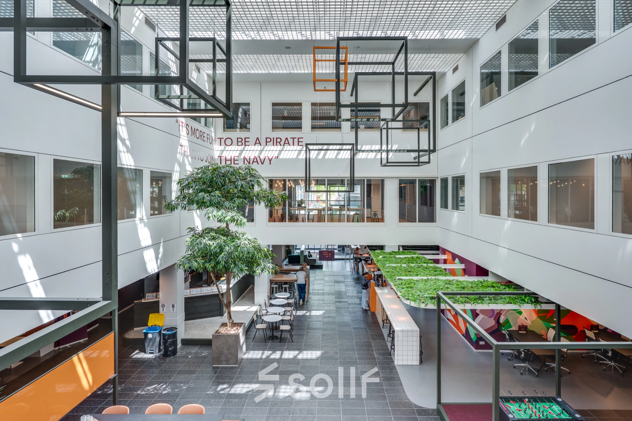 Open en moderne kantoorruimte huren in kantoorpand op Stadhuisplein 10, Eindhoven Centrum. Heldere inrichting met veel lichtinval en groen in het interieur.