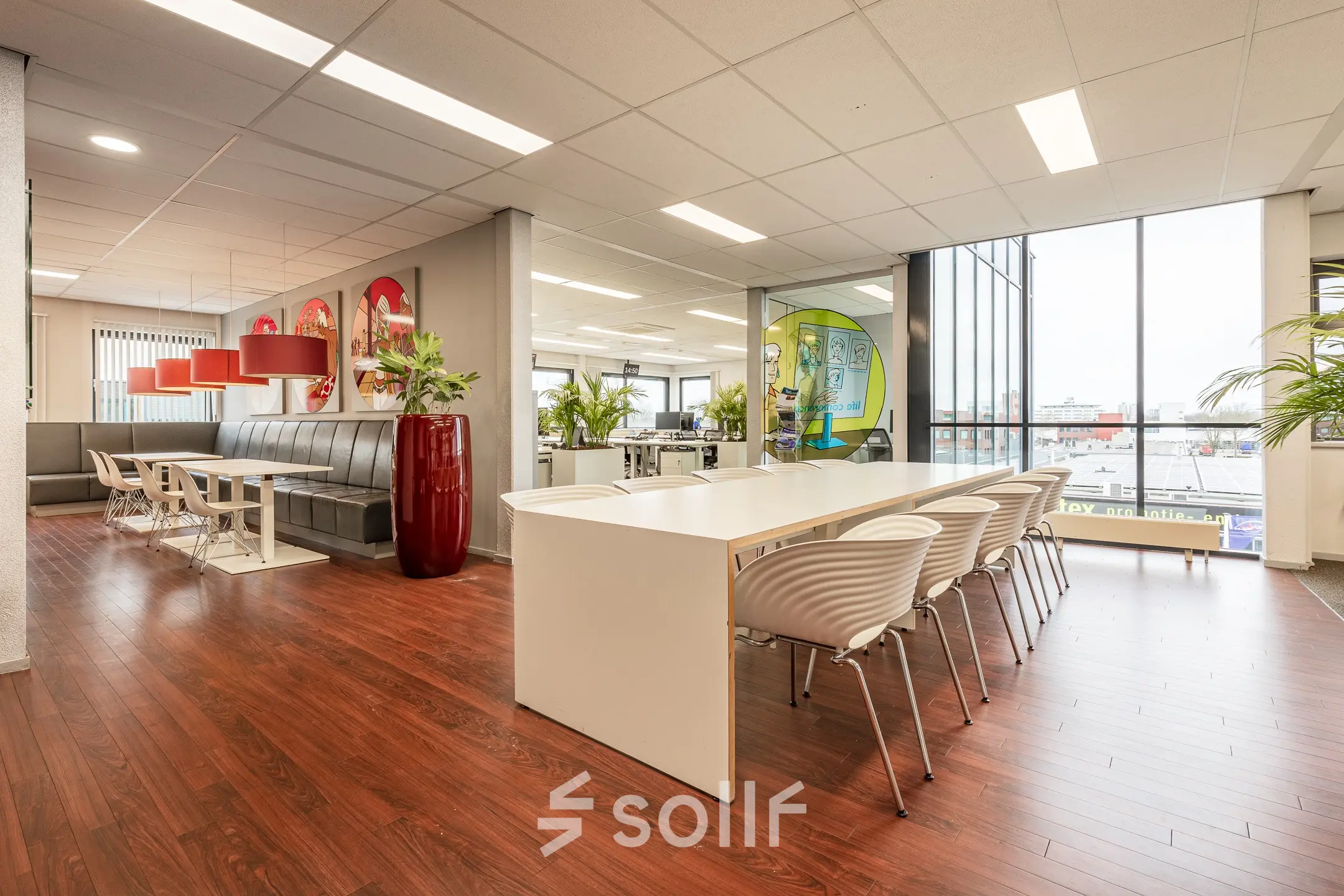 Moderne kantoorruimte huren op Meerenakkerplein 11-20, Eindhoven De Hurk, met ruim opgezette werkplekken, veel lichtinval en stijlvolle meubels.
