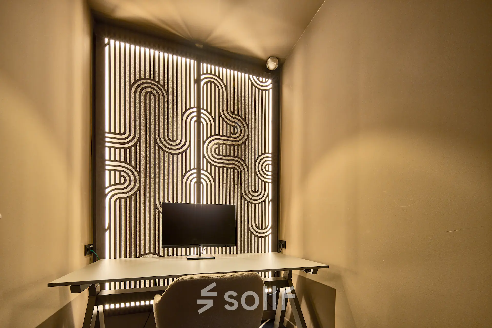 Moderne kantoorruimte huren in Eindhoven Strijp-S, met sfeervolle verlichting en een stijlvol bureau, ideaal voor productief werken.