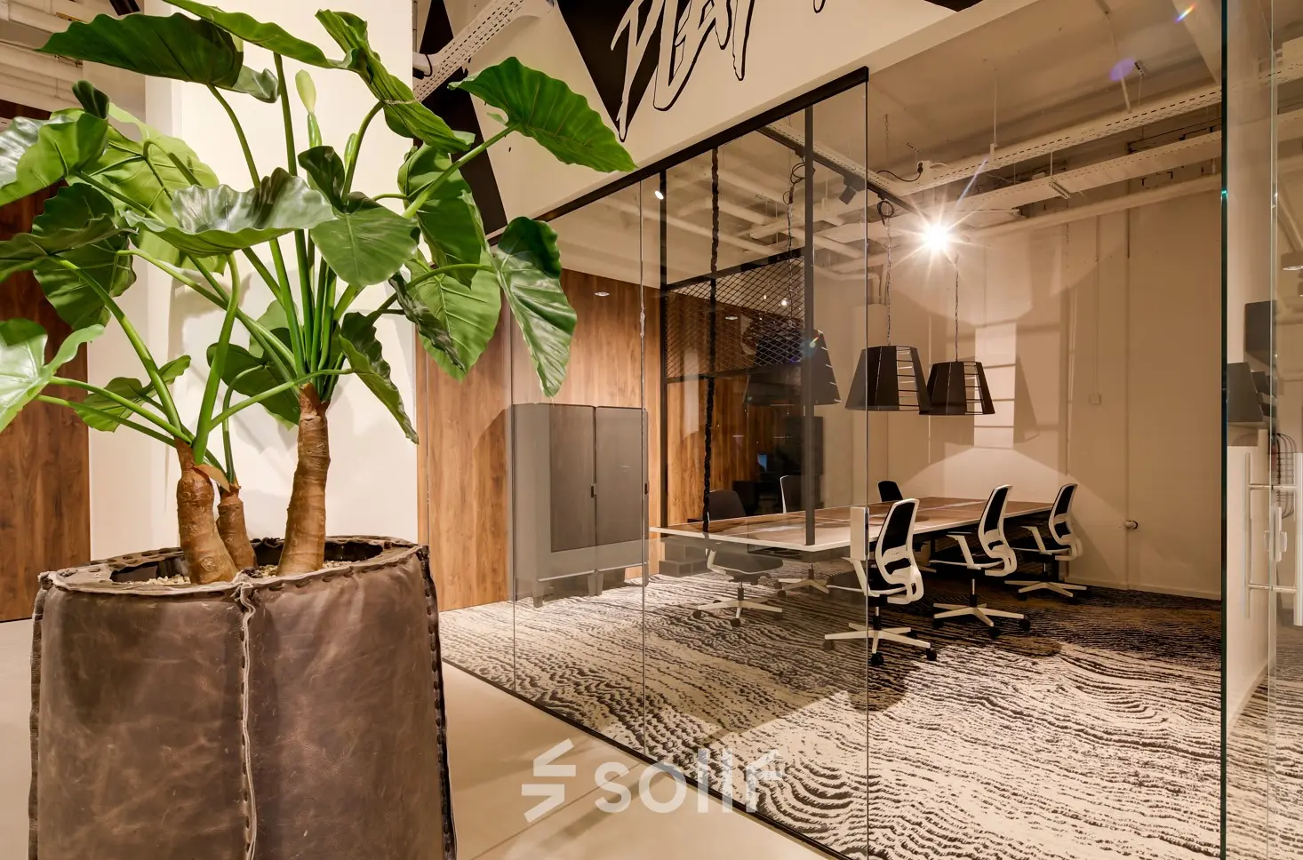 Moderne kantoorruimte met glazen wanden en stijlvolle inrichting op Frederiklaan 10E in Eindhoven Strijp-S.