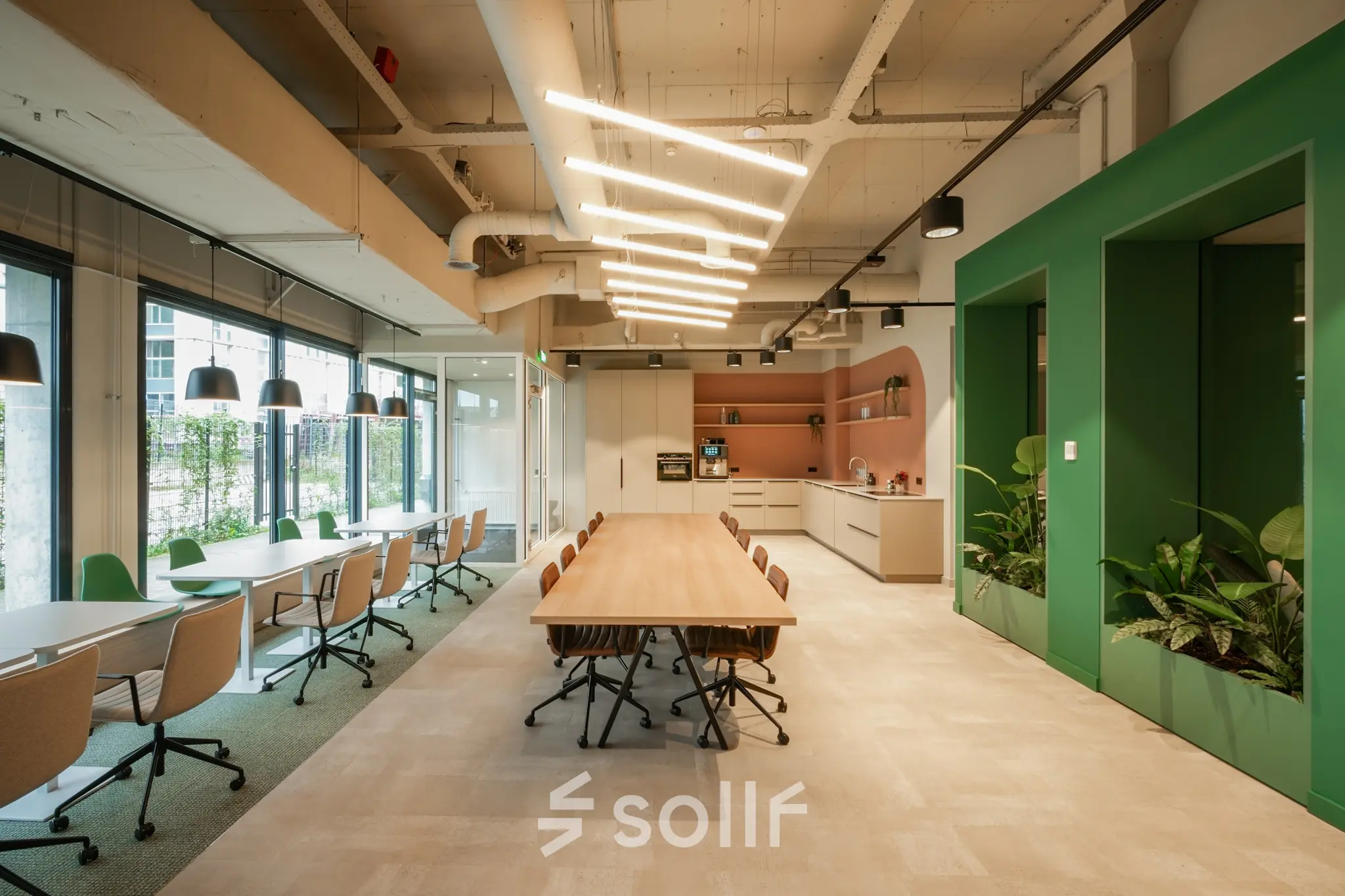 Moderne en lichte kantoorruimte op Frederiklaan 10E, Eindhoven Strijp-S, met lange tafels, comfortabele stoelen en een open keuken. Geschikt voor kantoorruimte huren zonder aanwezige personen.