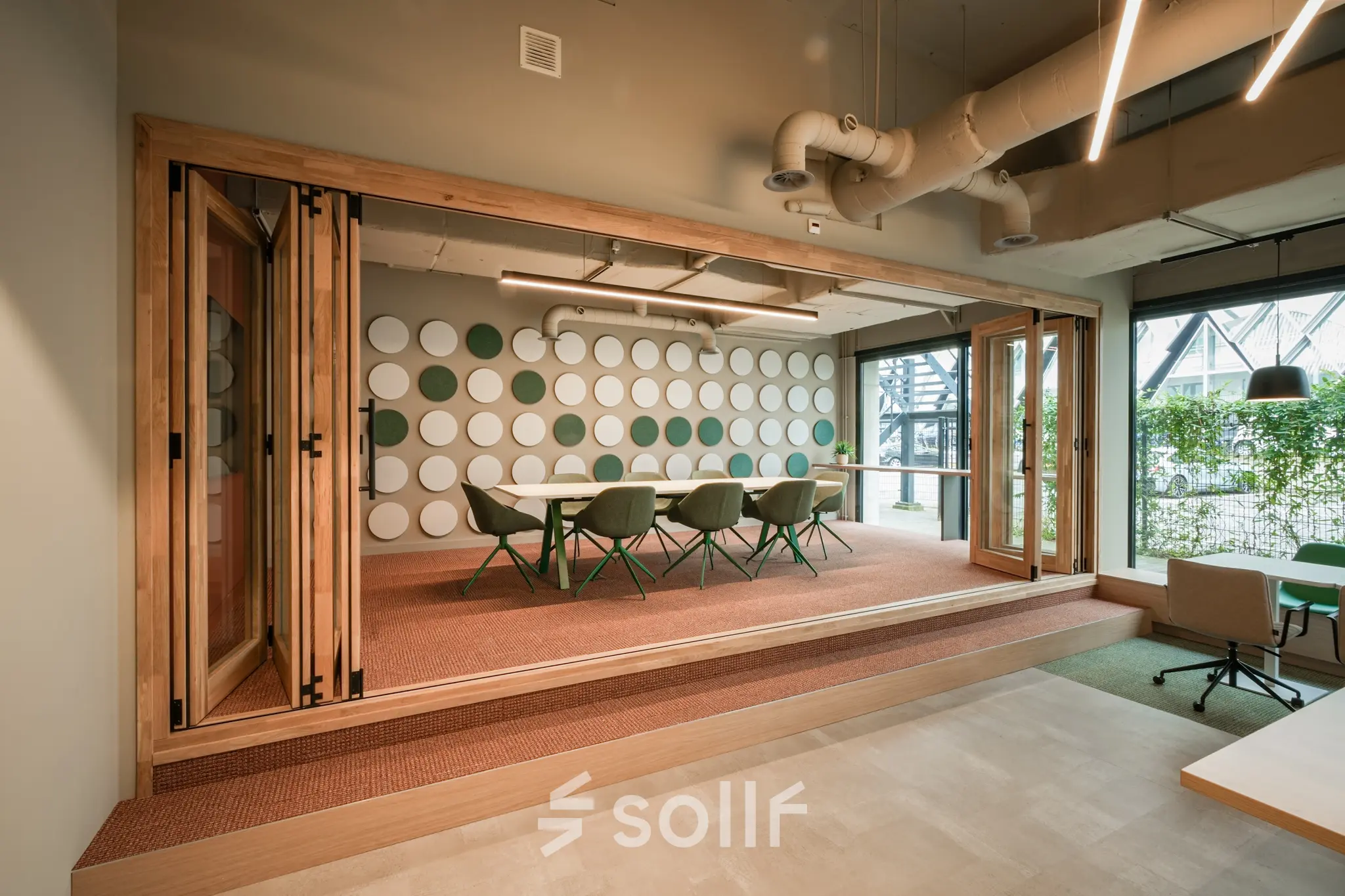 Moderne kantoorpand op Frederiklaan 10E, Eindhoven Strijp-S, met vergadertafel en zitgelegenheid in een heldere ruimte. Ideaal voor kantoorruimte huren met veel natuurlijk licht en een stijlvol interieur.