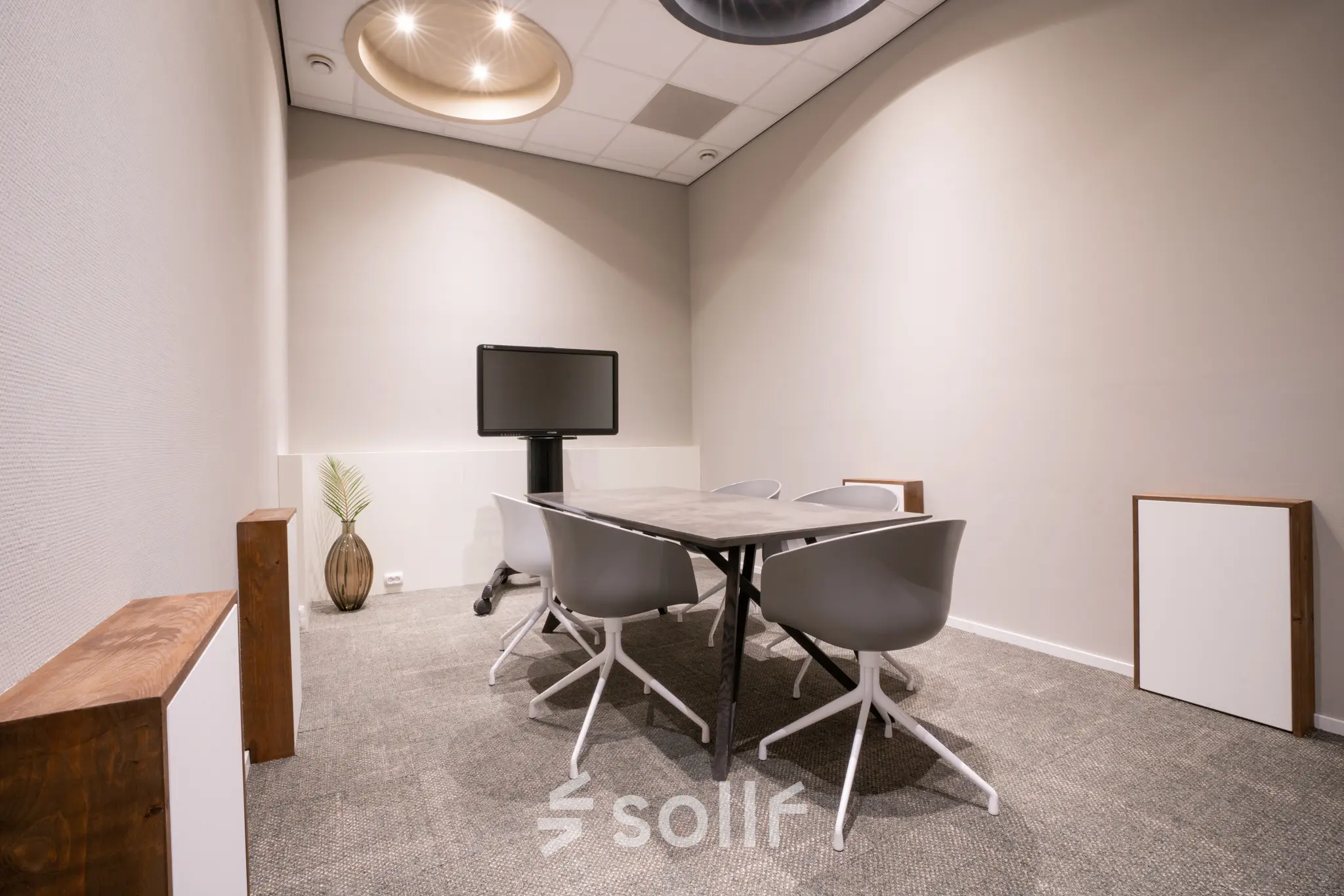 Stijlvolle vergaderruimte te huur in kantoorpand Torenallee 20, Eindhoven Strijp-S, met moderne meubels en presentatiescherm.