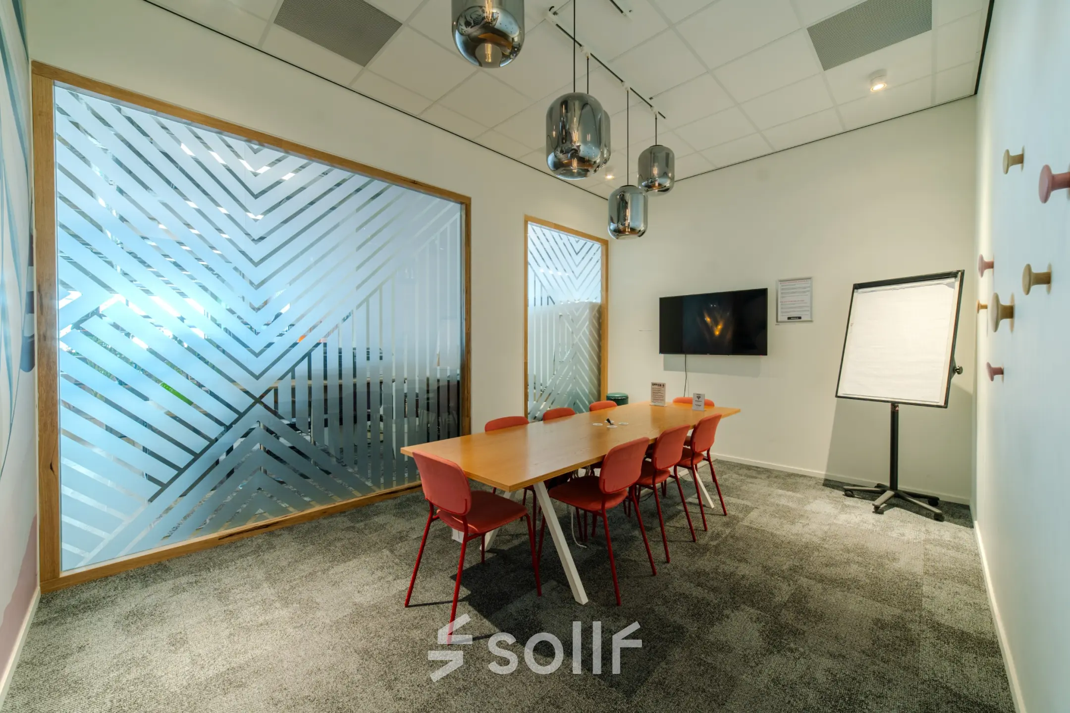Vergaderruimte in kantoorpand op Torenallee 20, Eindhoven Strijp-S, met een grote tafel en stoelen, geschikt voor kantoorruimte huren.