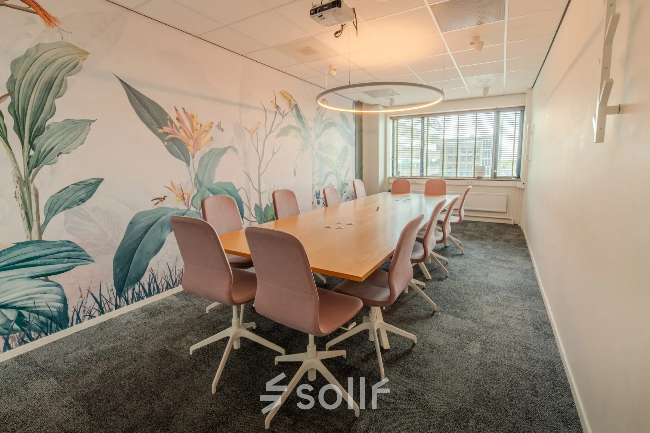 Modern ingerichte vergaderruimte in Eindhoven Strijp-S op Torenallee 20, met een grote tafel en comfortabele stoelen. Perfecte plek voor kantoorruimte huren.