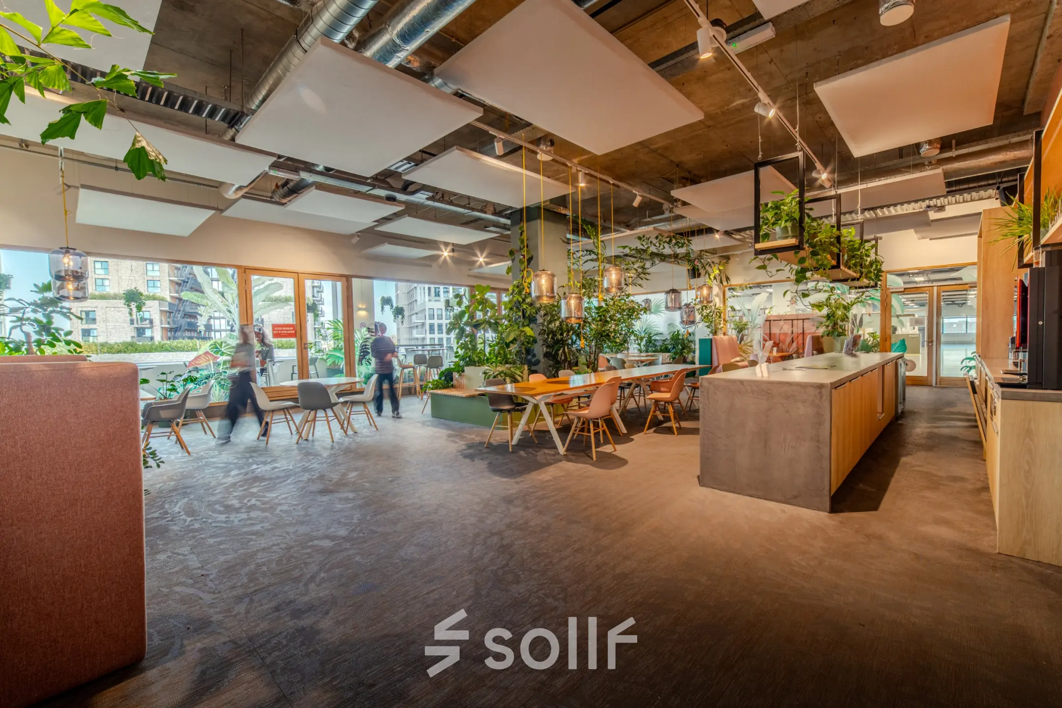 Ruime en moderne kantoorruimte met veel groen en grote ramen op Torenallee 20, Eindhoven Strijp-S. Ideaal voor kantoorruimte huren, ingericht met diverse werkplekken en een open indeling.