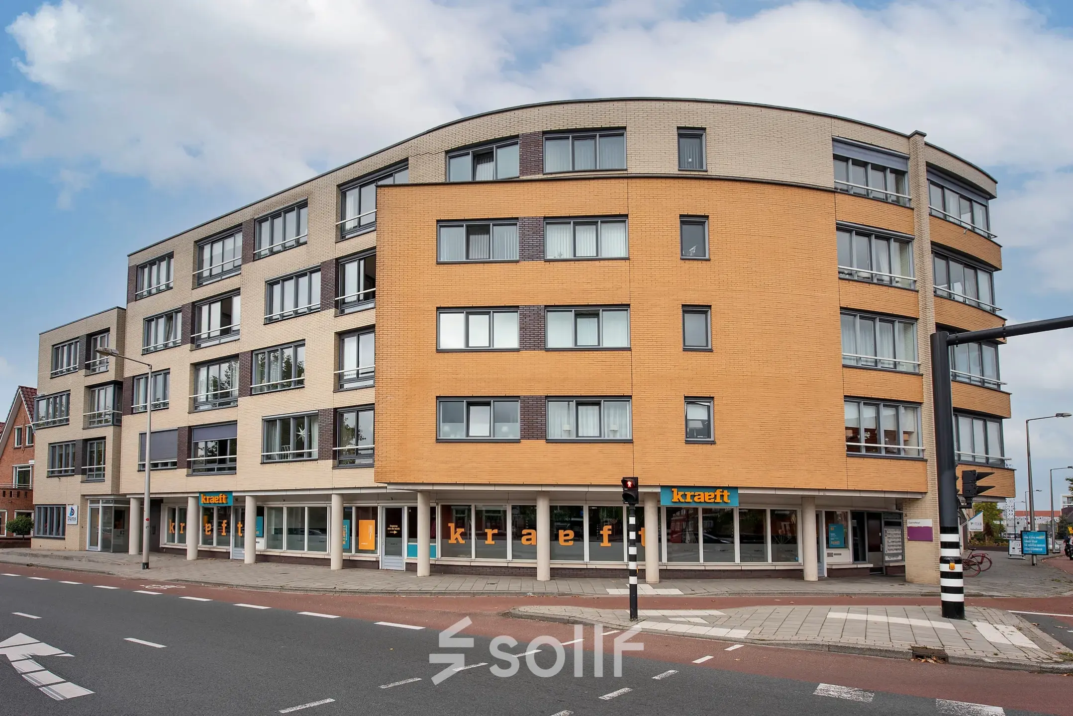 Modern kantoorpand aan de Boddenkampsingel 95 in Enschede, met meerdere verdiepingen en grote ramen voor natuurlijk licht. Perfecte locatie om kantoorruimte te huren.