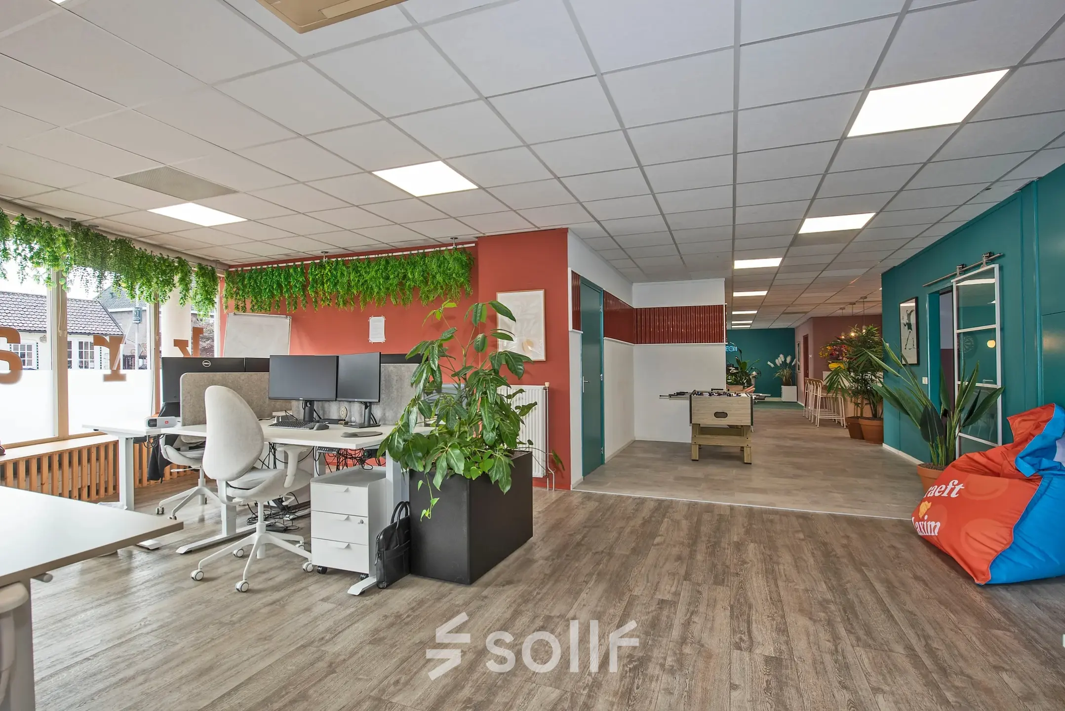 Moderne kantoorruimte op Boddenkampsingel 95, Enschede, met open indeling, groene accenten en werkplekken. Geschikt voor kantoorruimte huren.