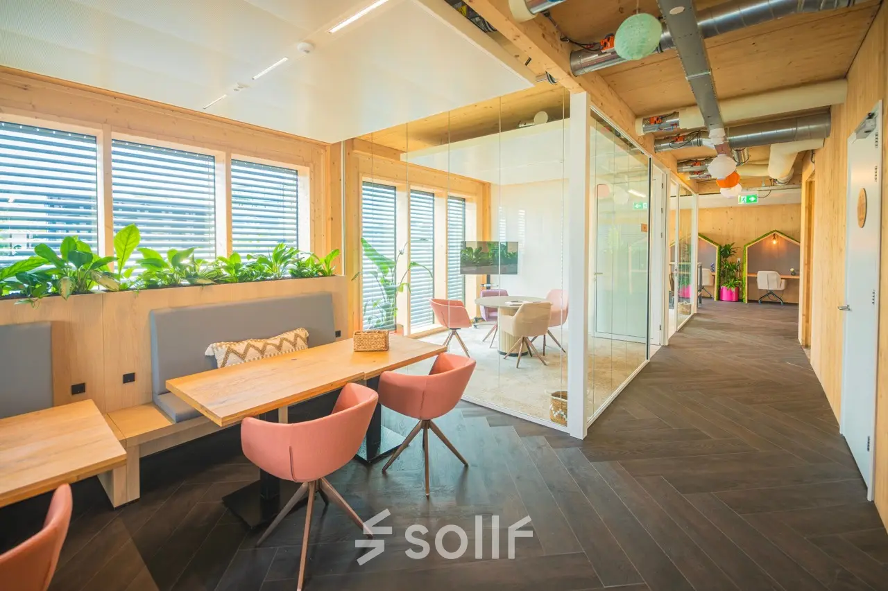 Moderne kantoorruimte in Enschede met glazen wanden, houten details en stijlvolle meubels biedt lichte en inspirerende werkplekken. Ideaal om te huren voor een professioneel en aangenaam kantoorpand.
