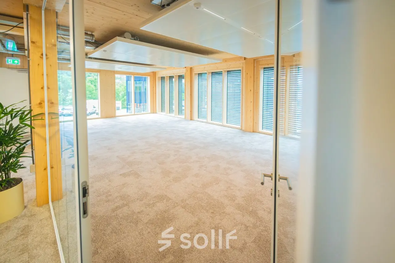 Ruime, moderne kantoorruimte te huur op Moutlaan 1-23 in Enschede met veel natuurlijk licht door grote raampartijen en een strak design.