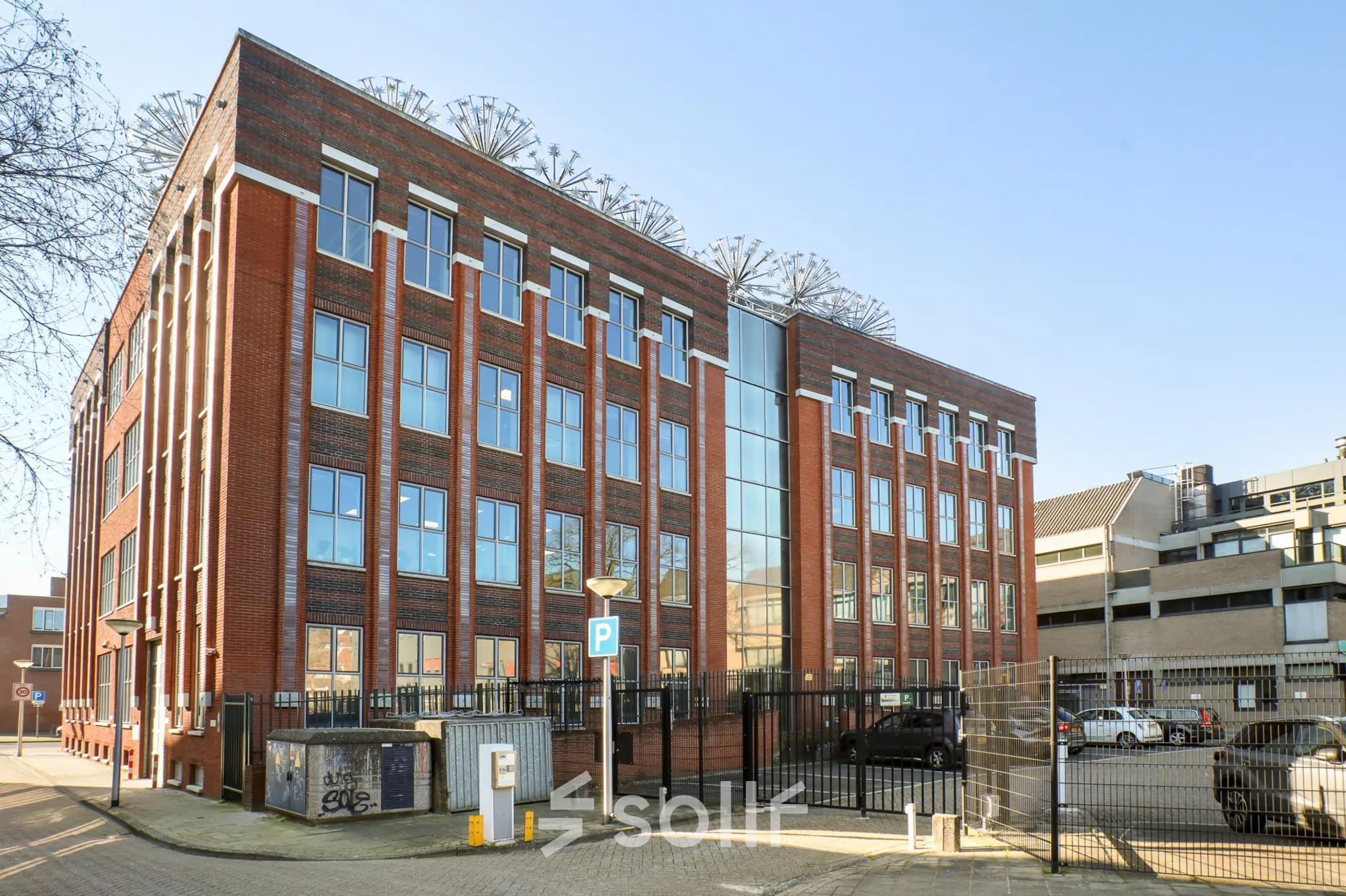 Ruim kantoorpand op Piet Heinstraat 12 in Enschede met moderne architectuur, ideaal voor bedrijven die kantoorruimte willen huren.