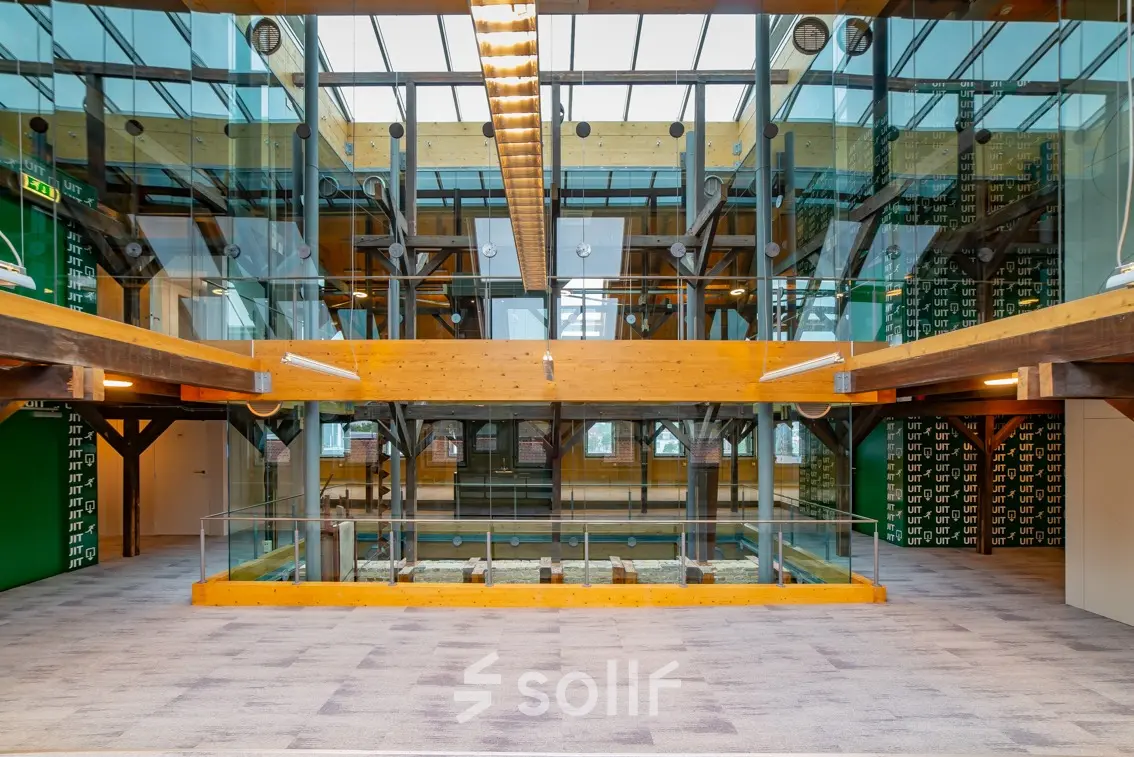 Moderne kantoorruimte met glazen wanden en houten balken op Prins Hendrikkade 3 in Franeker, ideaal voor wie kantoorruimte wil huren.