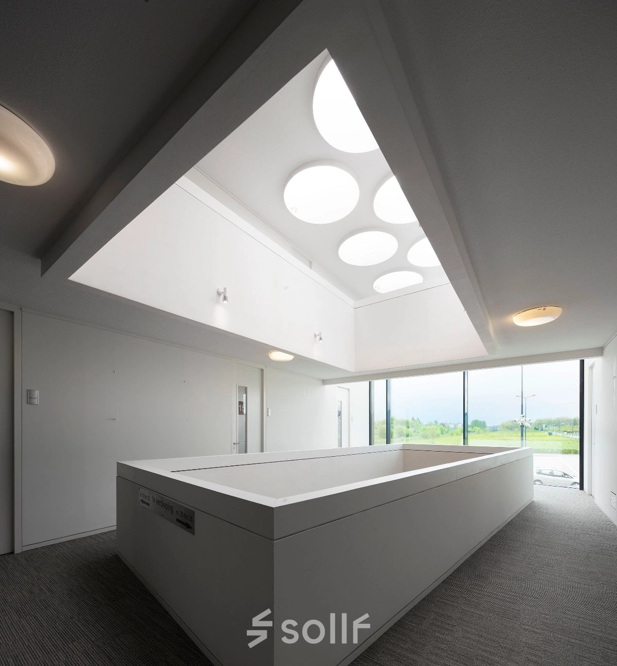 Lichte kantoorruimte te huur op Transportlaan 1-151 in Geleen, met modern design en groot raam voor natuurlijke lichtinval.