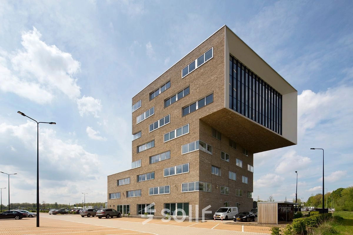 Modern kantoorpand op Transportlaan 1-151 in Geleen met opvallend design, ideaal voor wie kantoorruimte wil huren.