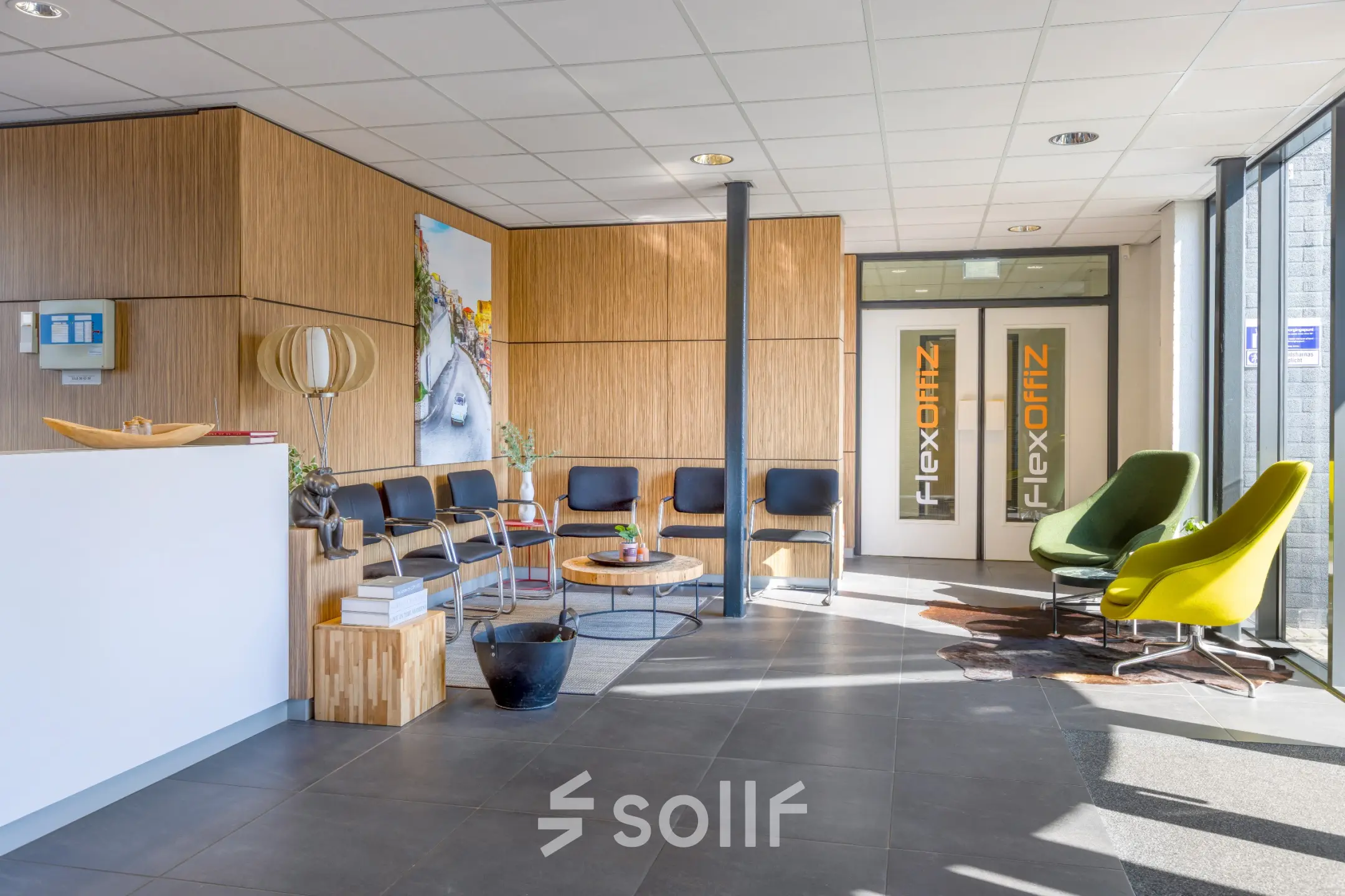 Kantoorruimte huren in Gorinchem aan de Techniekweg 15, met een moderne wachtruimte, comfortabele stoelen en een warme uitstraling.