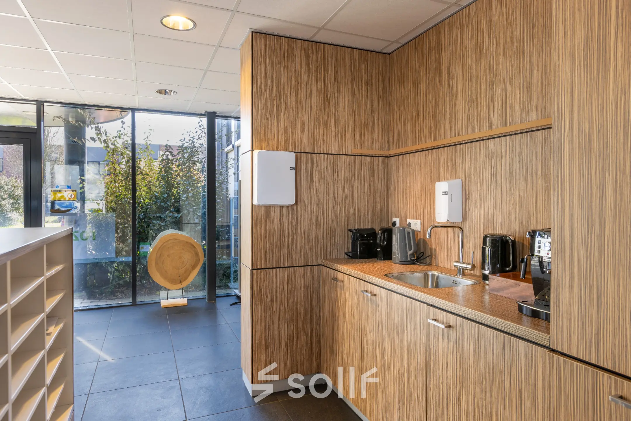 Moderne pantry in kantoorpand aan de Techniekweg 15, Gorinchem, met stijlvolle houten afwerking en moderne voorzieningen ideaal voor kantoorruimte huren.