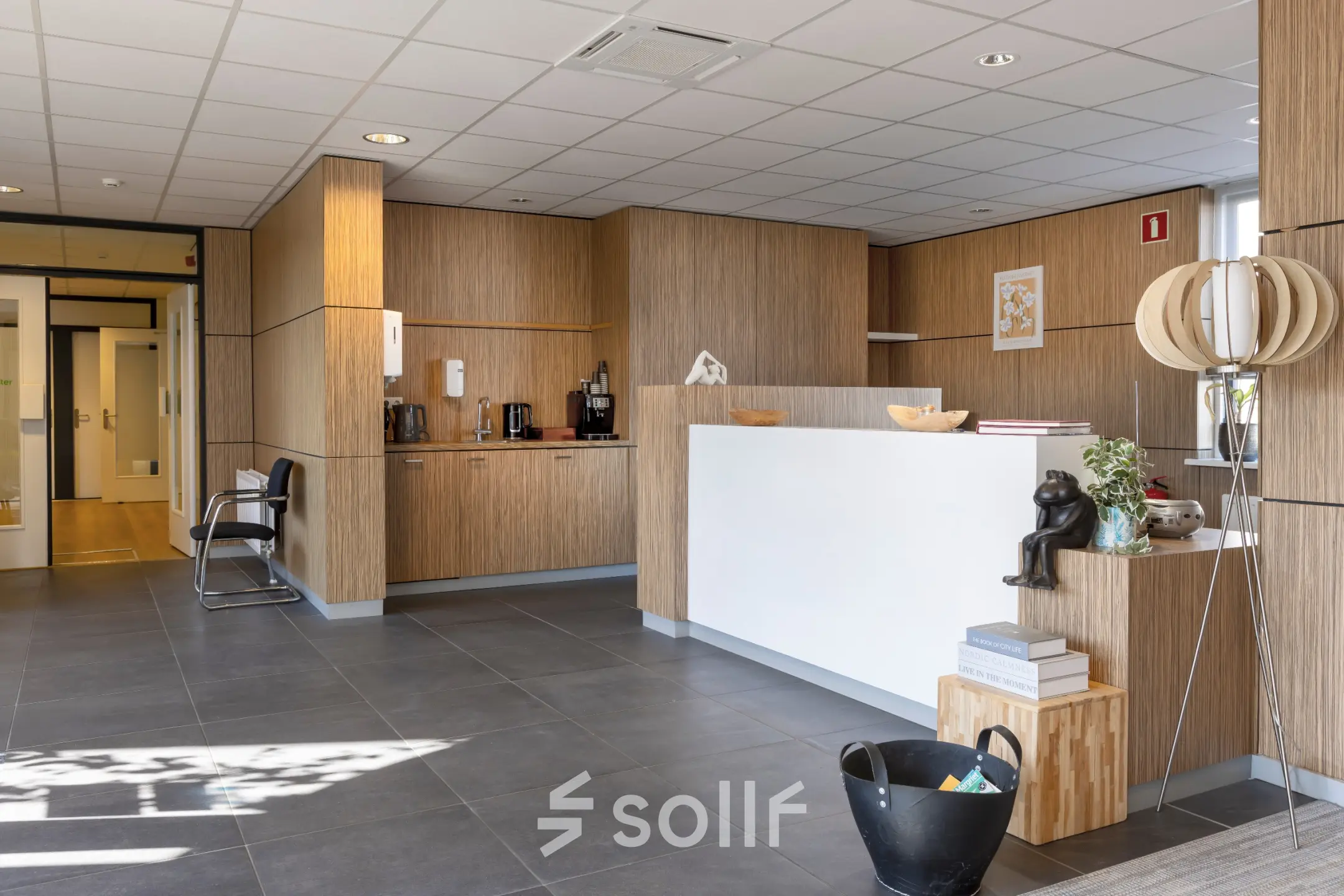 Moderne kantoorruimte op Techniekweg 15 in Gorinchem met stijlvolle houten panelen en een uitnodigende balie. Perfect om je volgende kantoorpand te huren.