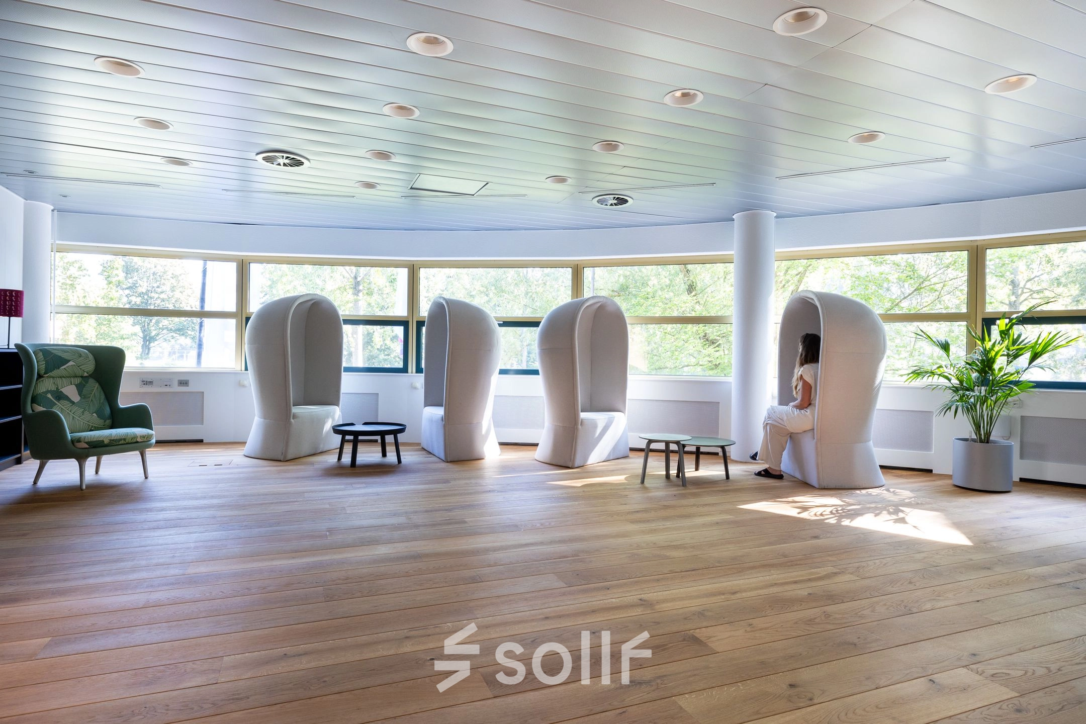 Moderne kantoorruimte huren op Groningenweg 8 8 in Gouda met unieke zitcapsules en een groene omgeving voor inspiratie.