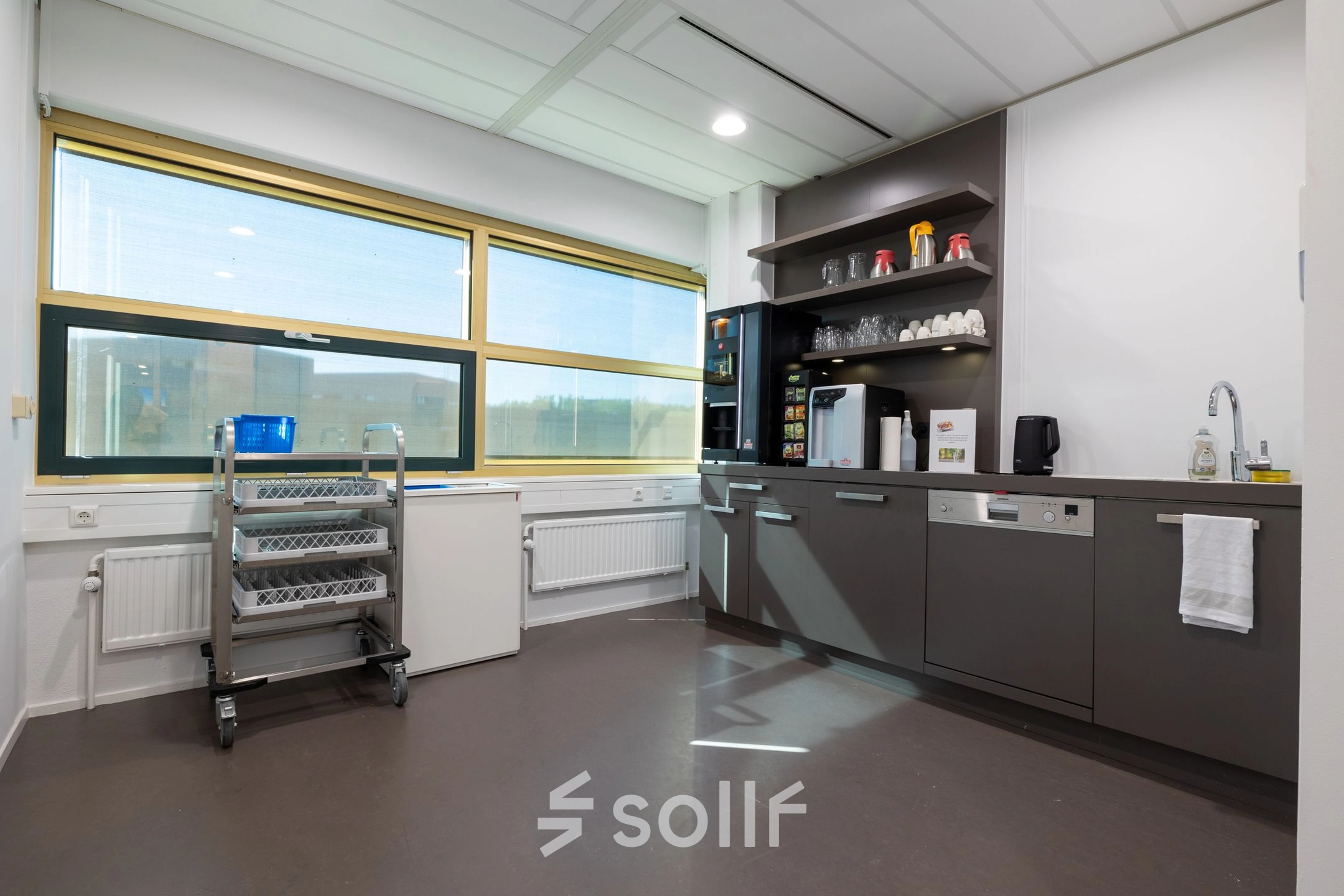 Moderne pantry in kantoorpand aan Groningenweg 8 8 in Gouda, met keukenapparatuur en veel opbergruimte. Ideaal voor wie kantoorruimte wil huren.