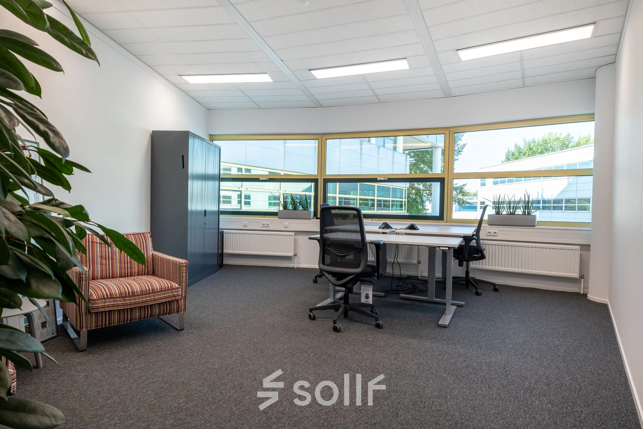 Kantoorruimte huren op Groningenweg 8 8 in Gouda met een groot raam voor natuurlijk licht, voorzien van bureau, stoelen en kast; ideaal voor kleine bedrijven.