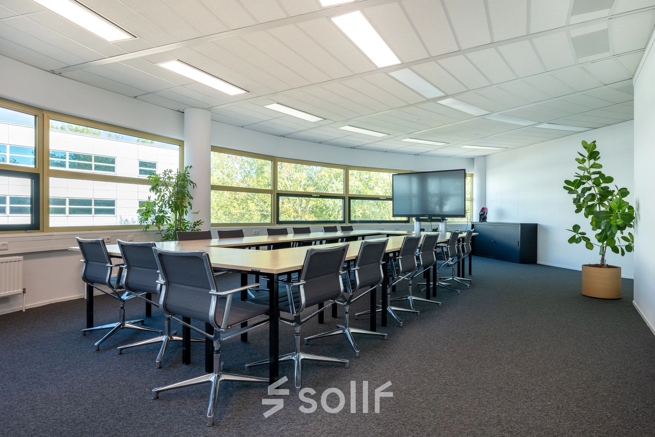 Kantoorruimte huren in Gouda met grote vergadertafel, comfortabele stoelen en veel daglicht aan Groningenweg 8 8. Het kantoorpand biedt een professionele omgeving, ideaal voor vergaderingen of teamwerk.