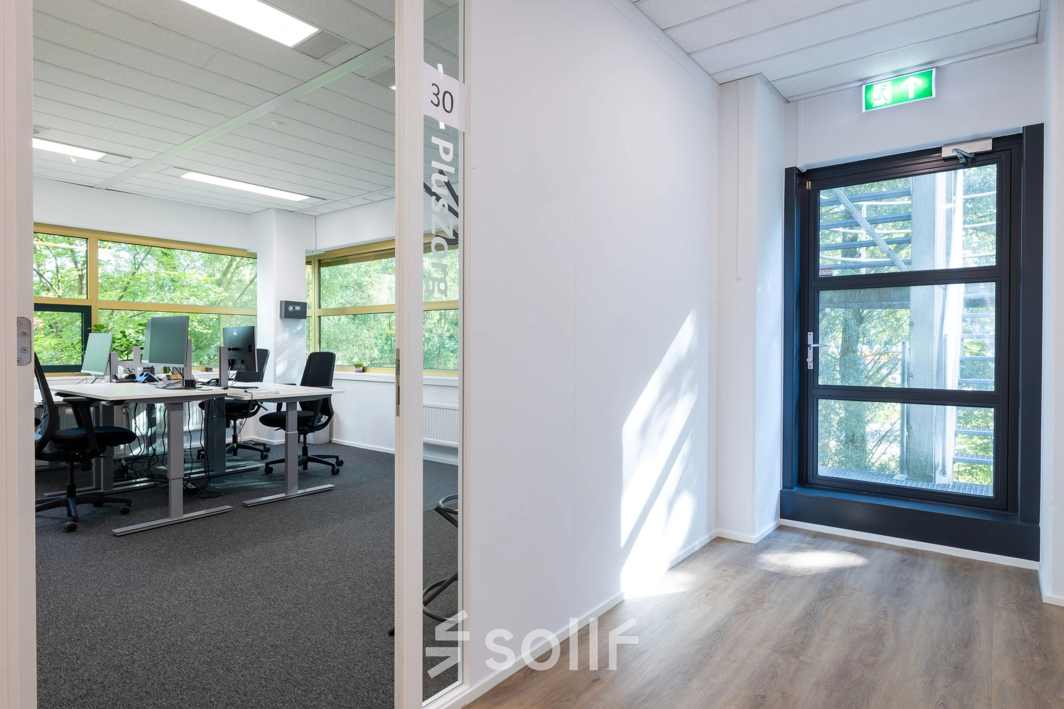 Kantoorruimte aan Groningenweg 8 8, Gouda met moderne bureaus, stoelen, en veel natuurlijk licht. Geschikt voor bedrijven die een kantoorpand willen huren.