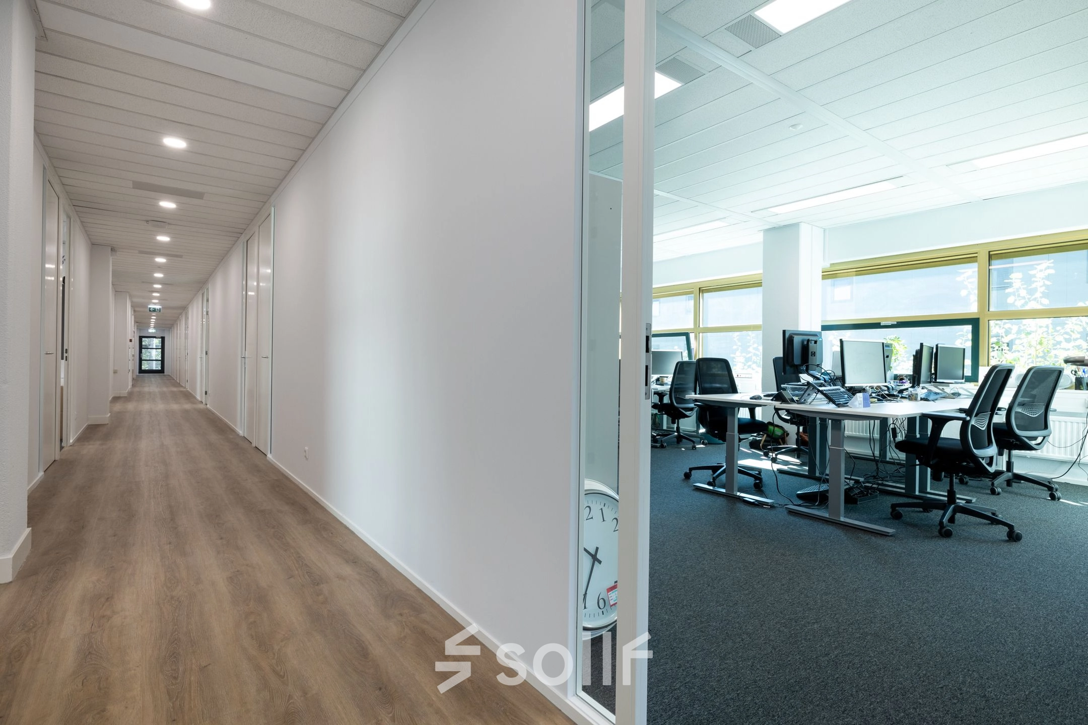 Gezellige kantoorruimte te huur op Groningenweg 8 8 in Gouda met meerdere werkplekken en bureaus in een lichte, moderne inrichting.