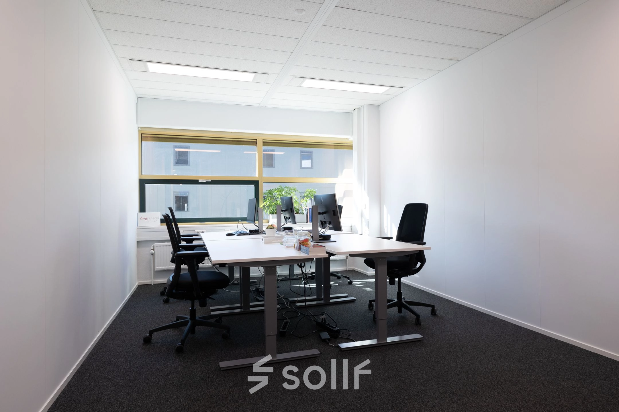 Lichte kantoorruimte op Groningenweg 8 8, Gouda met vier bureaus en ergonomische stoelen, perfect voor wie kantoorruimte wil huren.