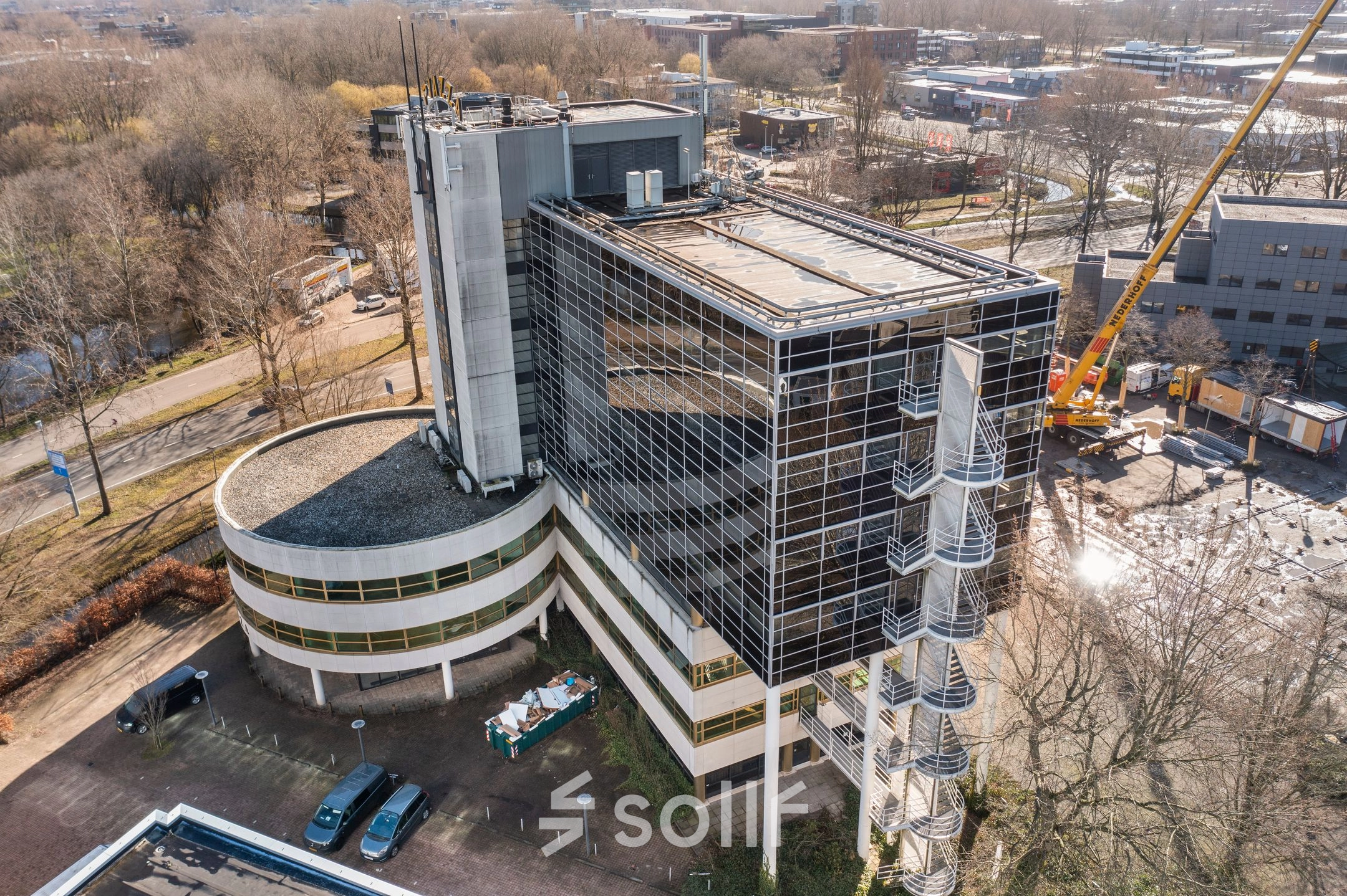 Buitenkant van kantoorpand aan de Groningenweg 8 8 in Gouda met moderne glasgevel en parkeerplaats. Geschikt voor kantoorruimte huren.