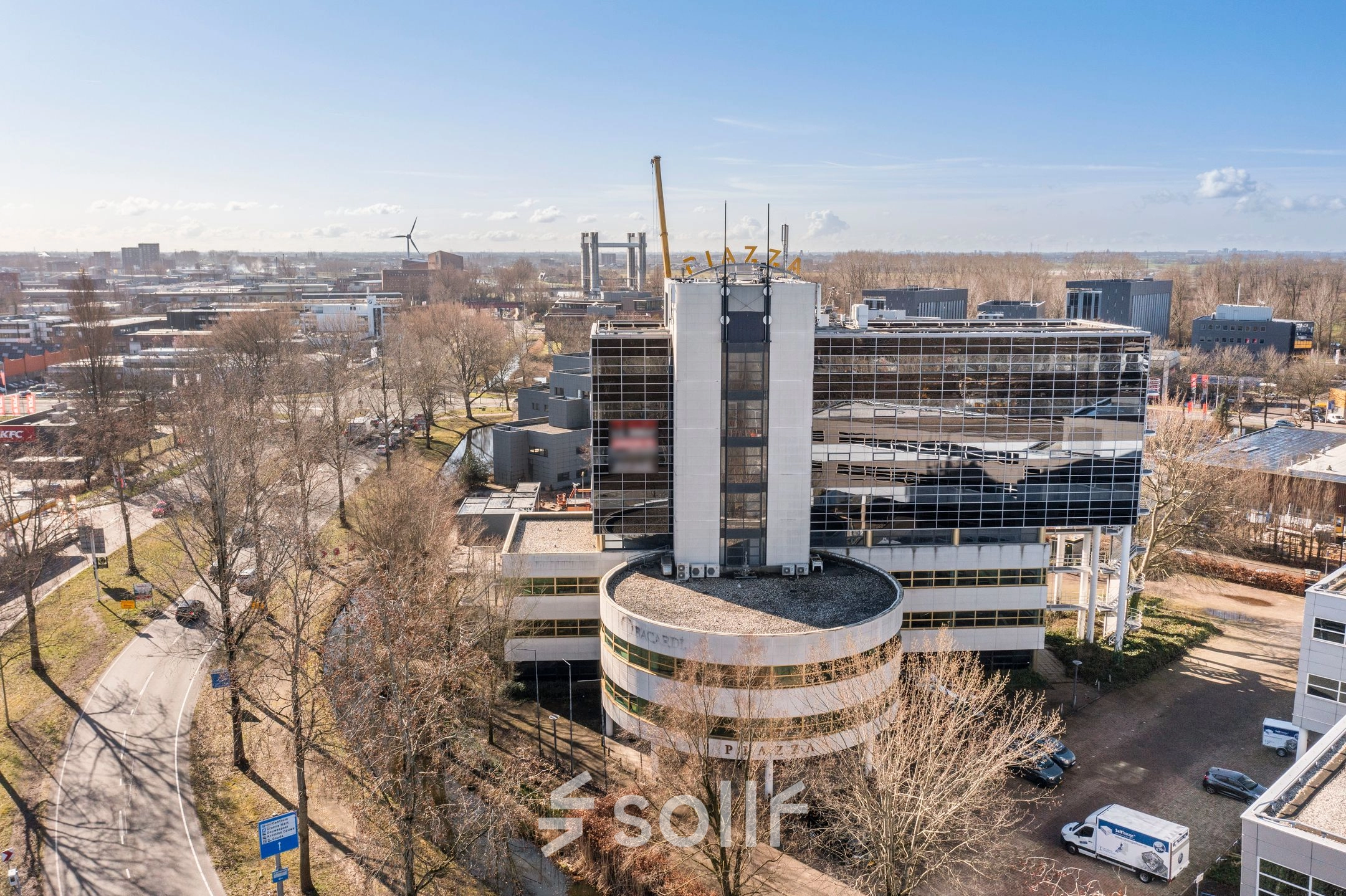 Het moderne kantoorpand op Groningenweg 8 in Gouda biedt diverse opties voor kantoorruimte huren. Het gebouw heeft een stijlvolle uitstraling met veel glas en een zakelijke uitstraling.