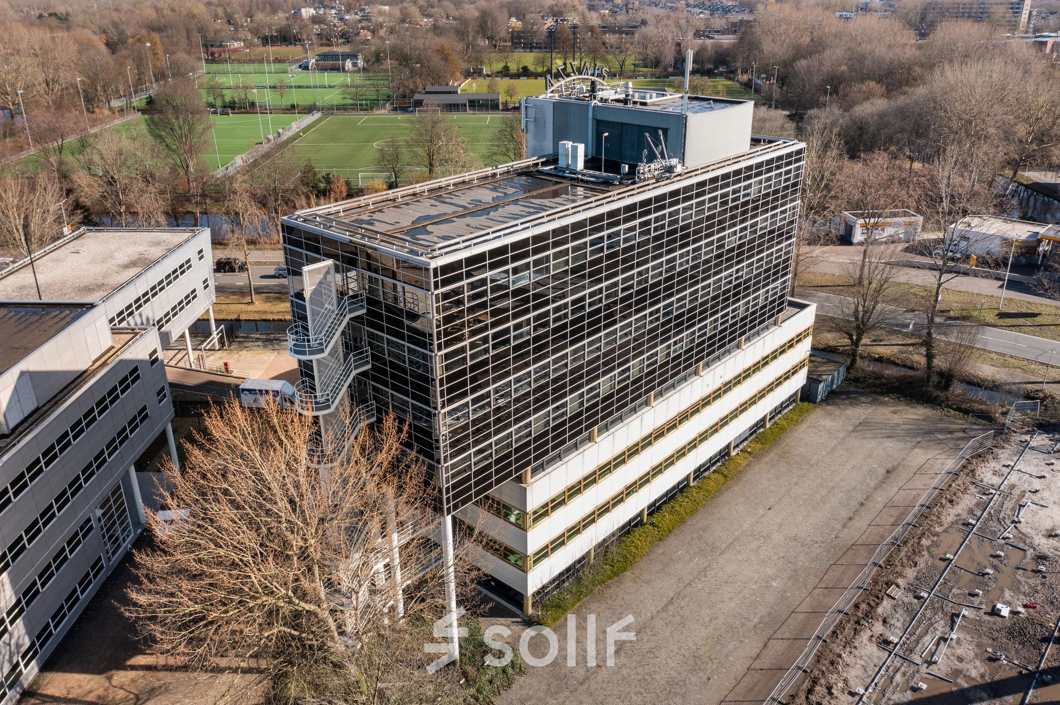Modern kantoorpand aan Groningenweg 8 8 in Gouda, omgeven door groene gebieden met sportvelden in de buurt. Ideaal voor bedrijven die kantoorruimte willen huren in een inspirerende omgeving.