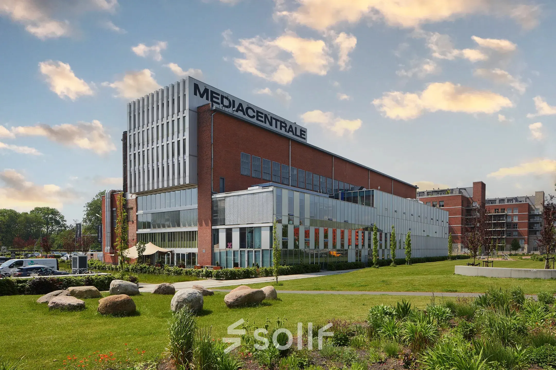 Exterieur van het Mediacentrale kantoorpand op Helperpark 270-298 in Groningen met moderne architectuur en groene omgeving.