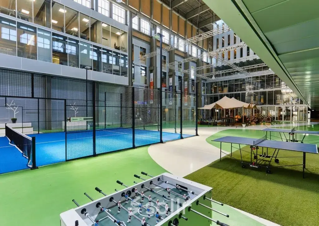 Kantoorruimte huren in een modern kantoorgebouw op Helperpark 270-298, Groningen, met een sportieve sfeer en recreatieve voorzieningen zoals tafeltennis en padel banen.