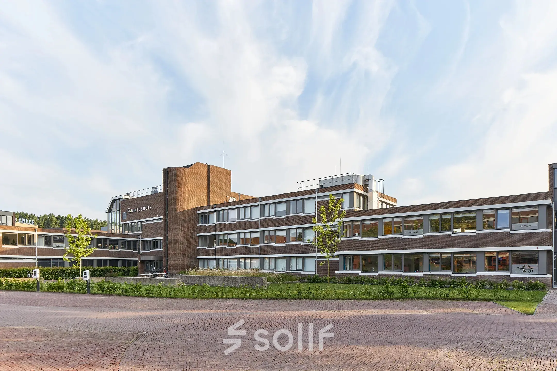 Kantoorpand aan de Schweitzerlaan 12 in Groningen, geschikt voor degenen die kantoorruimte willen huren. Het gebouw heeft een moderne uitstraling met bakstenen gevel en ruime ramen.