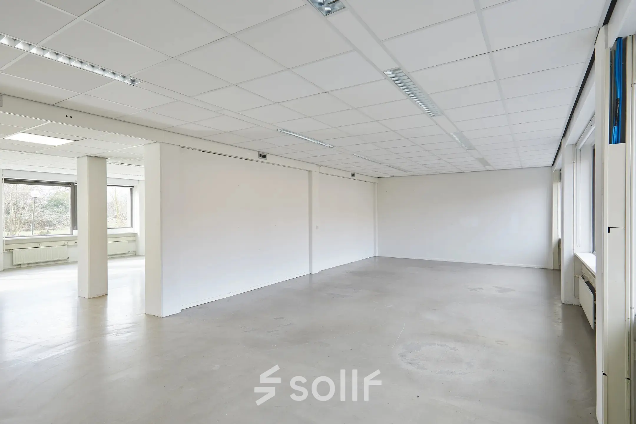 Ruime kantoorpand op Schweitzerlaan 12 in Groningen, ideaal voor bedrijven die kantoorruimte willen huren. Het pand heeft grote ramen voor veel natuurlijk licht, en een stevige vloer.