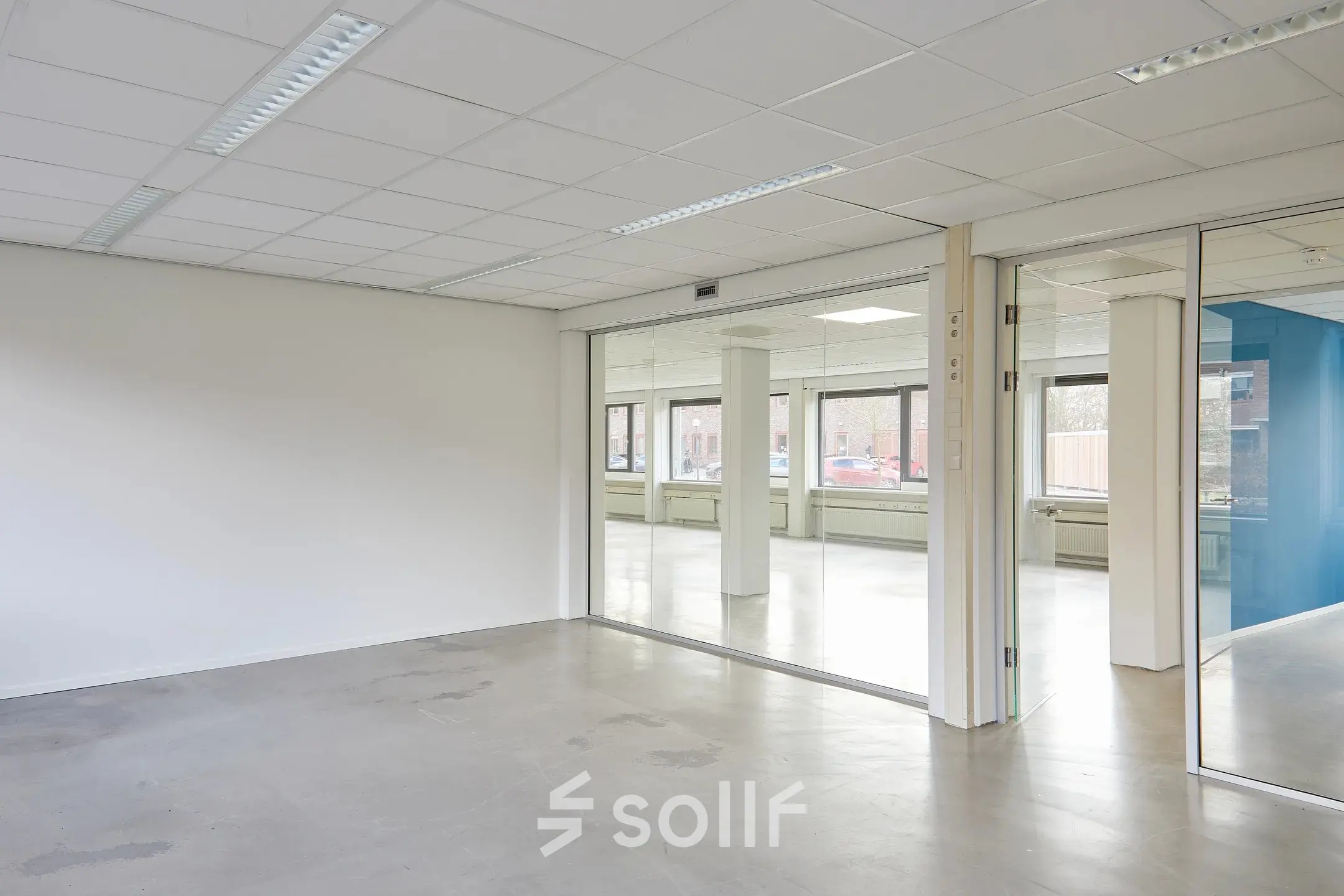 Lichte, open kantoorruimte te huur op de Schweitzerlaan 12 in Groningen met glazen wanden en veel natuurlijk licht.